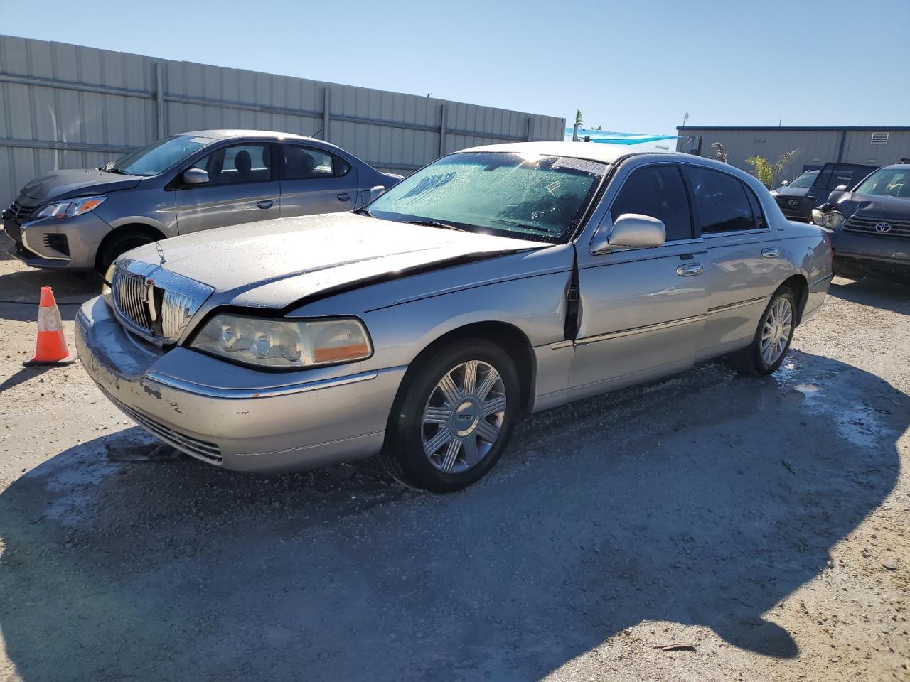 LINCOLN TOWN CAR 2003 1lnhm81w43y683024