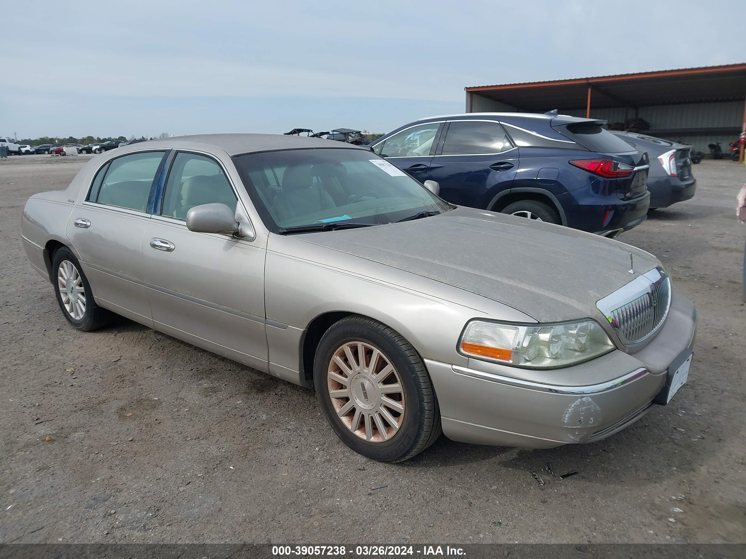 LINCOLN TOWN CAR 2003 1lnhm81w43y700470