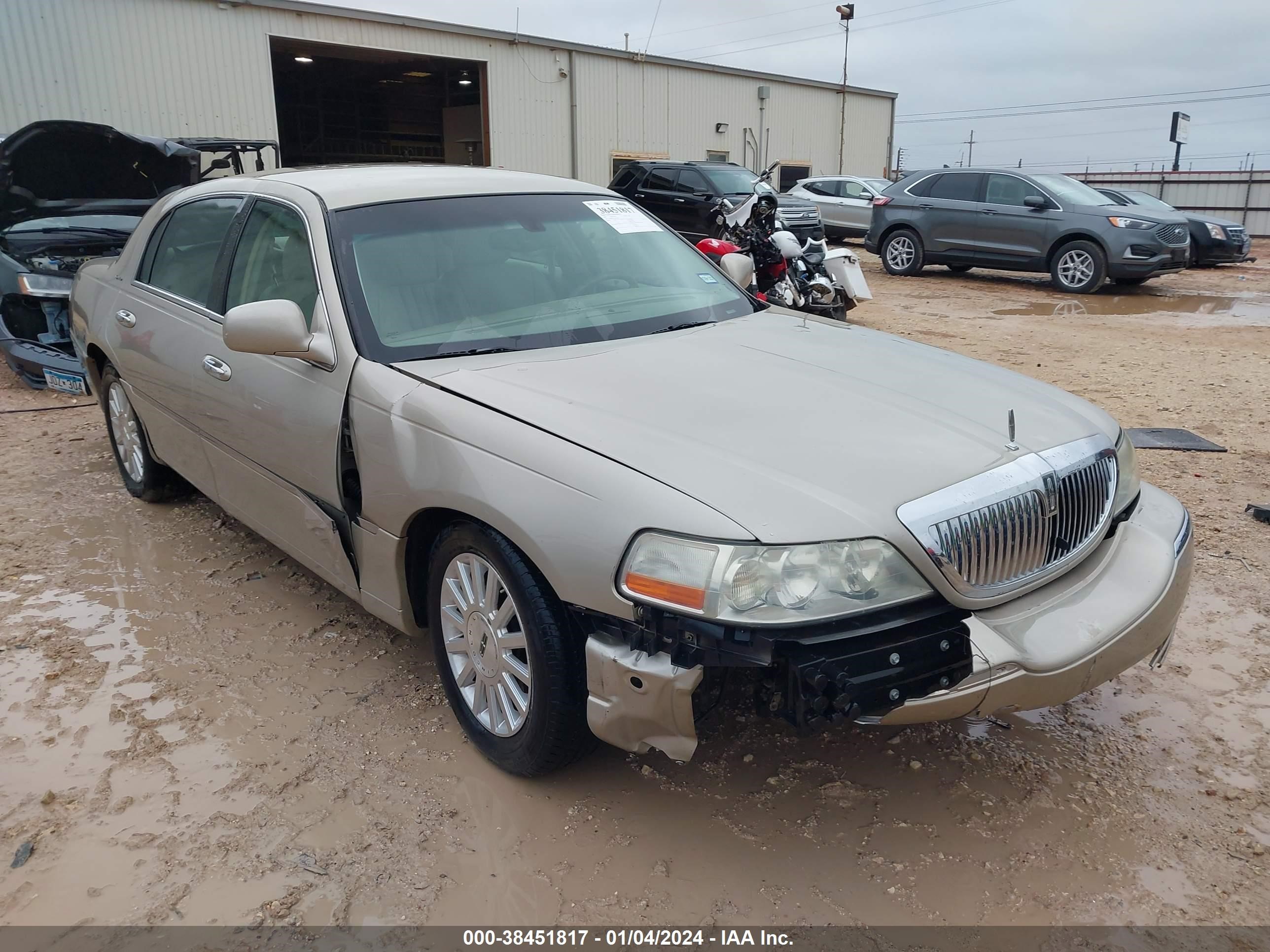 LINCOLN TOWN CAR 2004 1lnhm81w44y641440