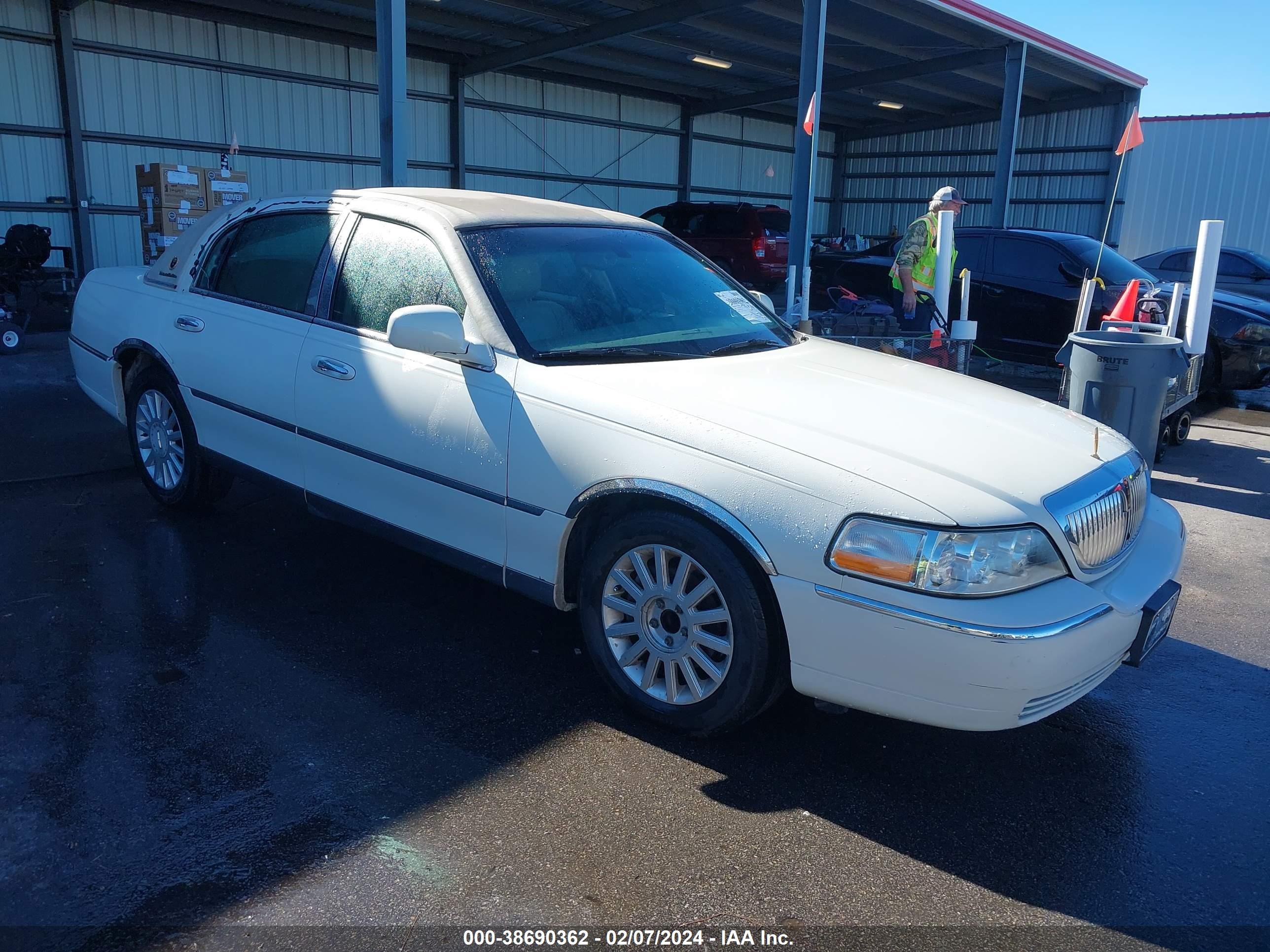 LINCOLN TOWN CAR 2005 1lnhm81w45y636501