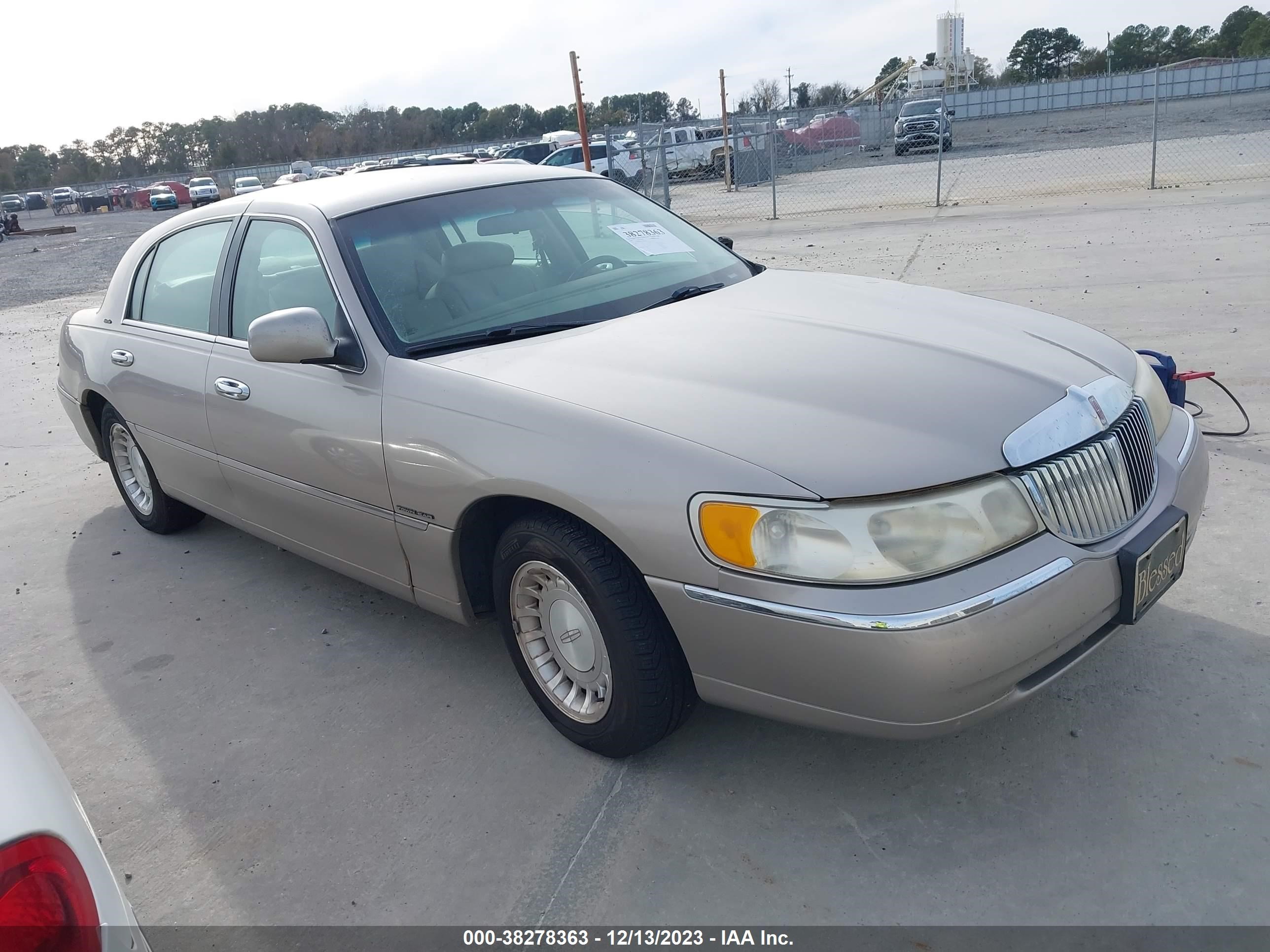 LINCOLN TOWN CAR 2000 1lnhm81w4yy843670