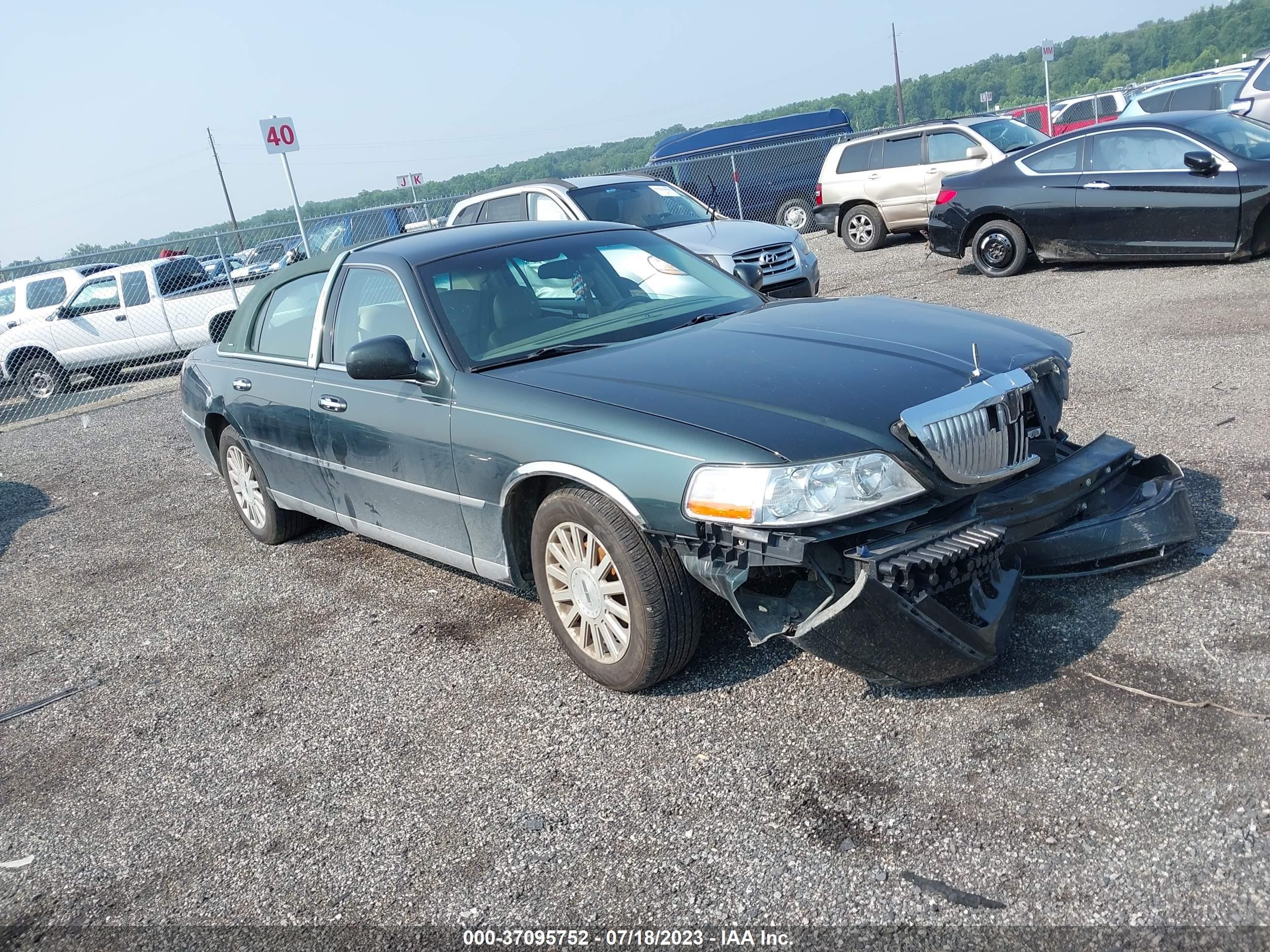 LINCOLN TOWN CAR 2003 1lnhm81w53y611703