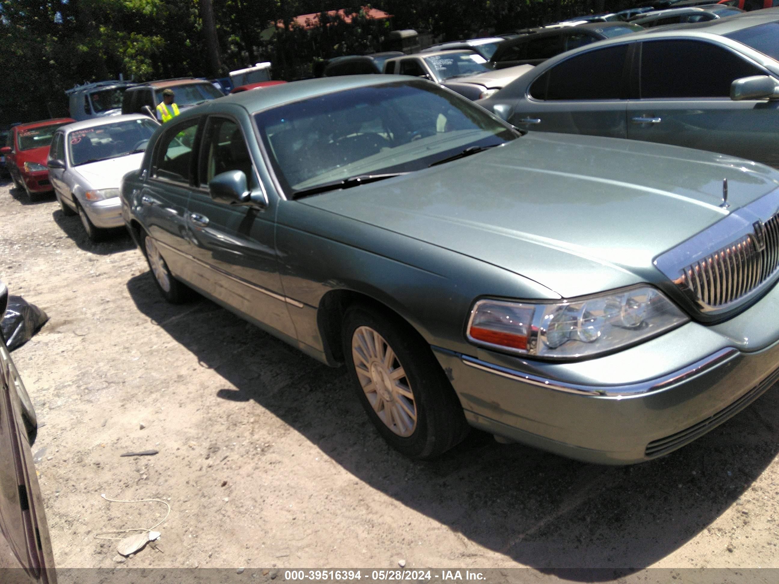 LINCOLN TOWN CAR 2004 1lnhm81w54y604025