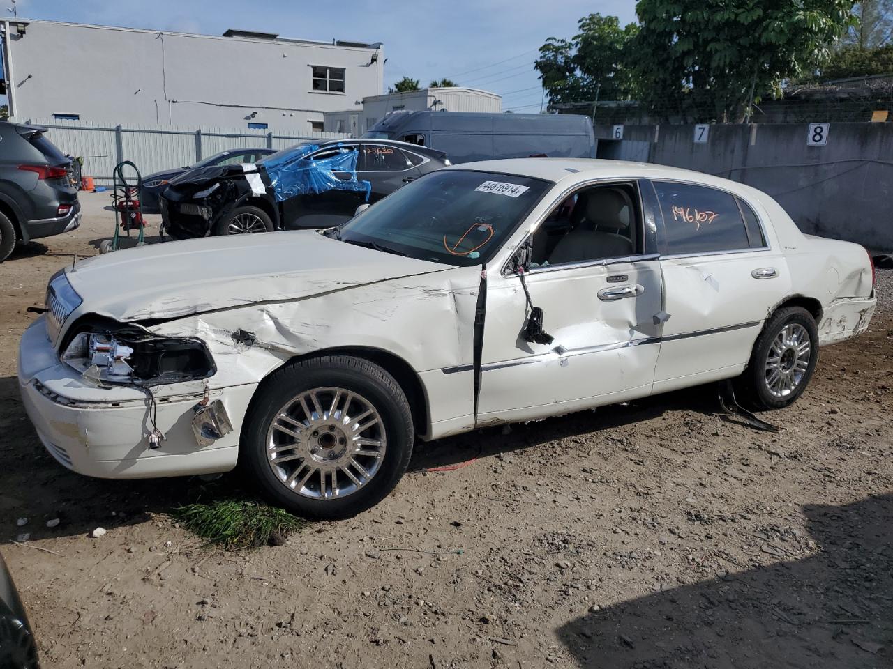 LINCOLN TOWN CAR 2005 1lnhm81w55y606603