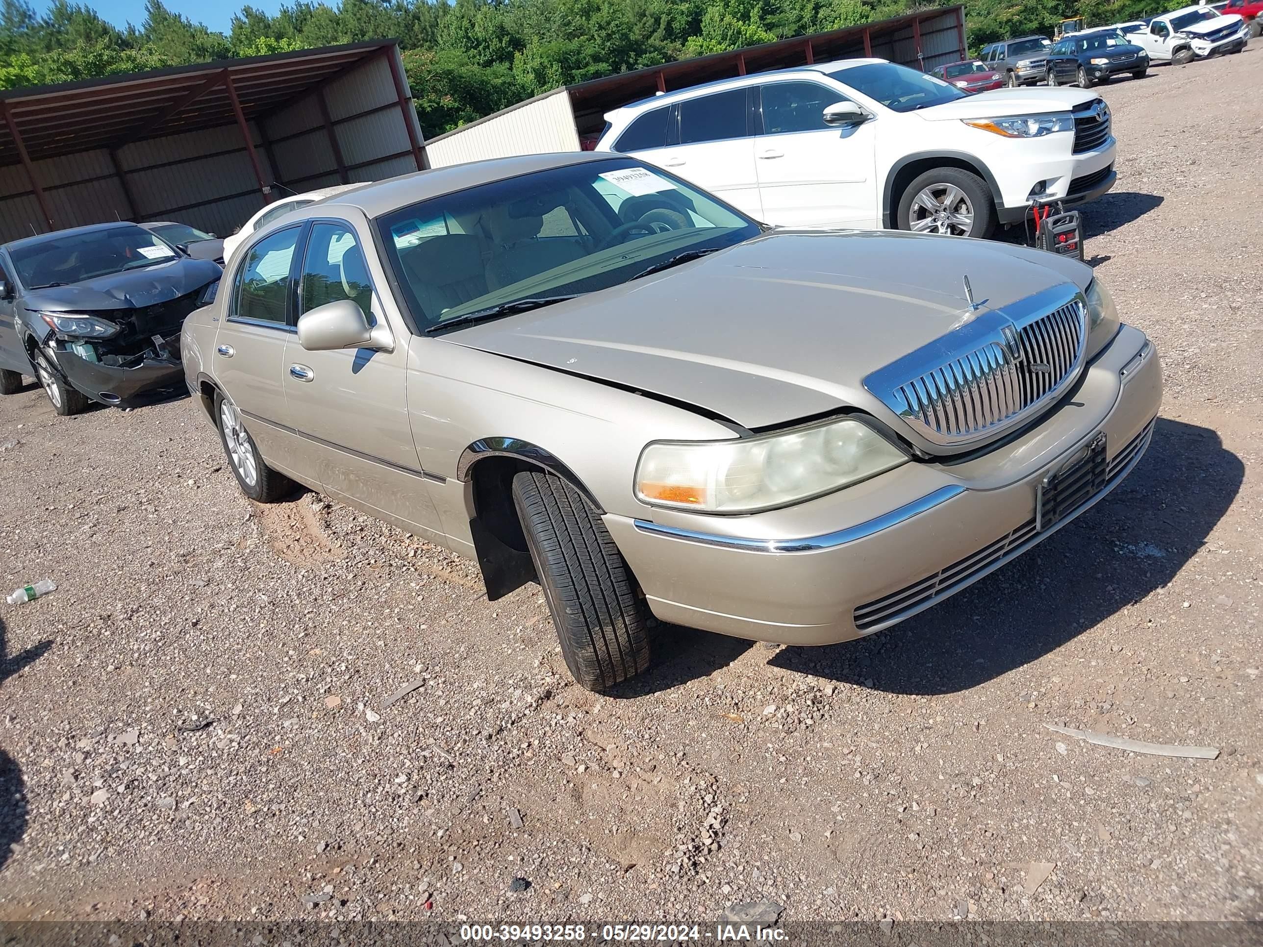 LINCOLN TOWN CAR 2005 1lnhm81w55y637124