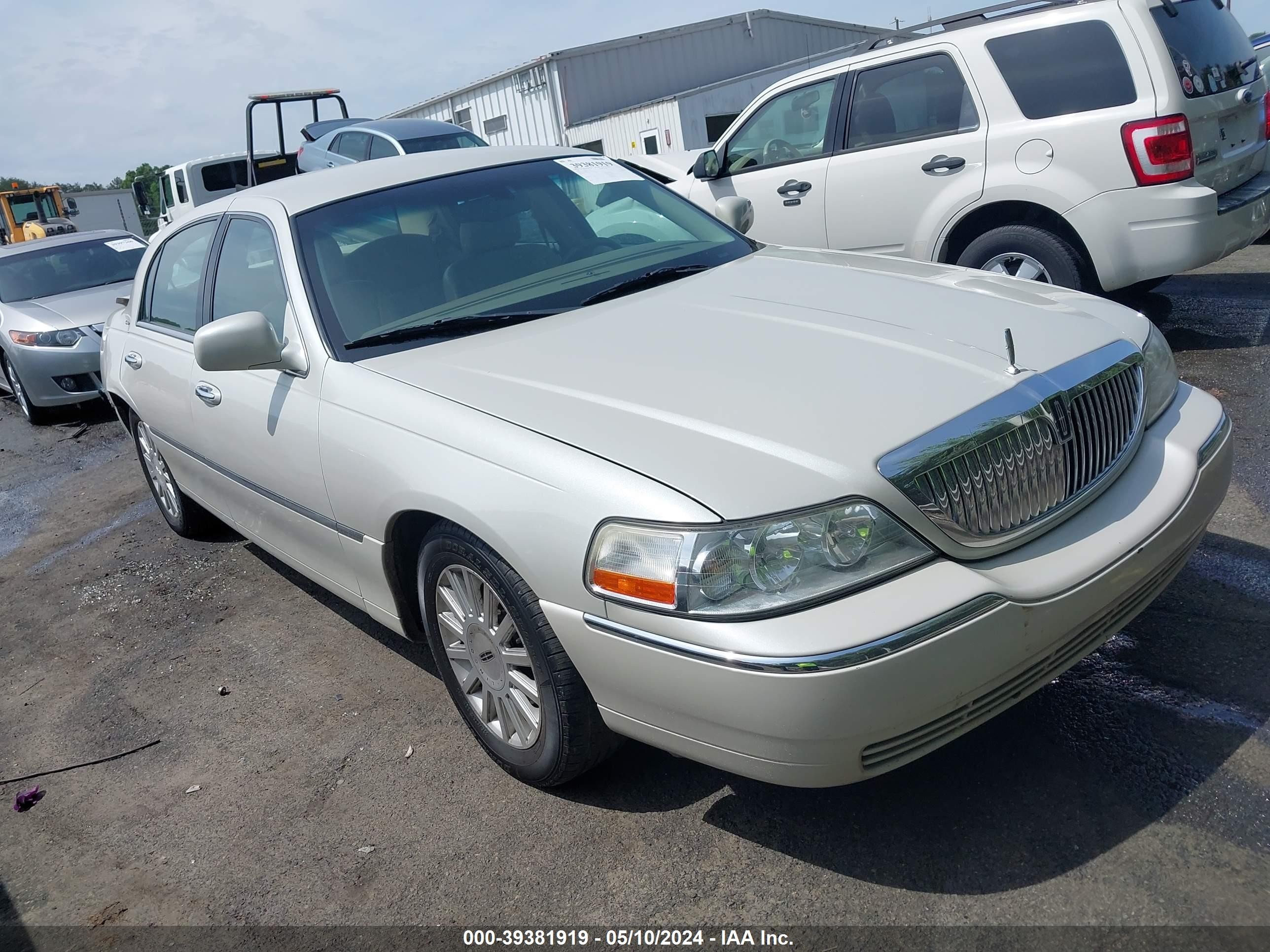 LINCOLN TOWN CAR 2005 1lnhm81w55y645644