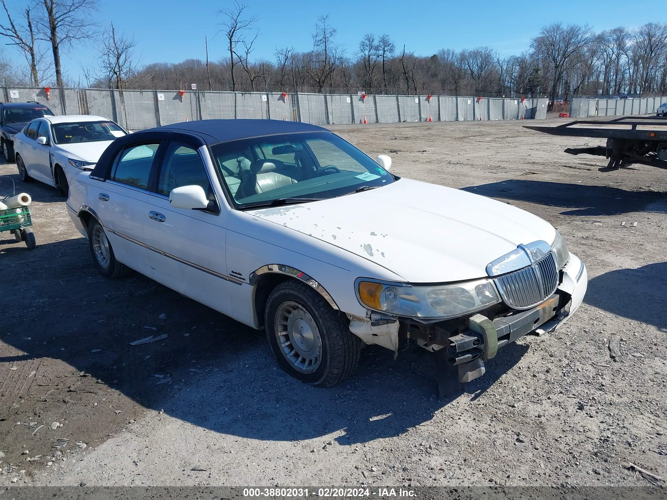 LINCOLN TOWN CAR 1999 1lnhm81w5xy638213