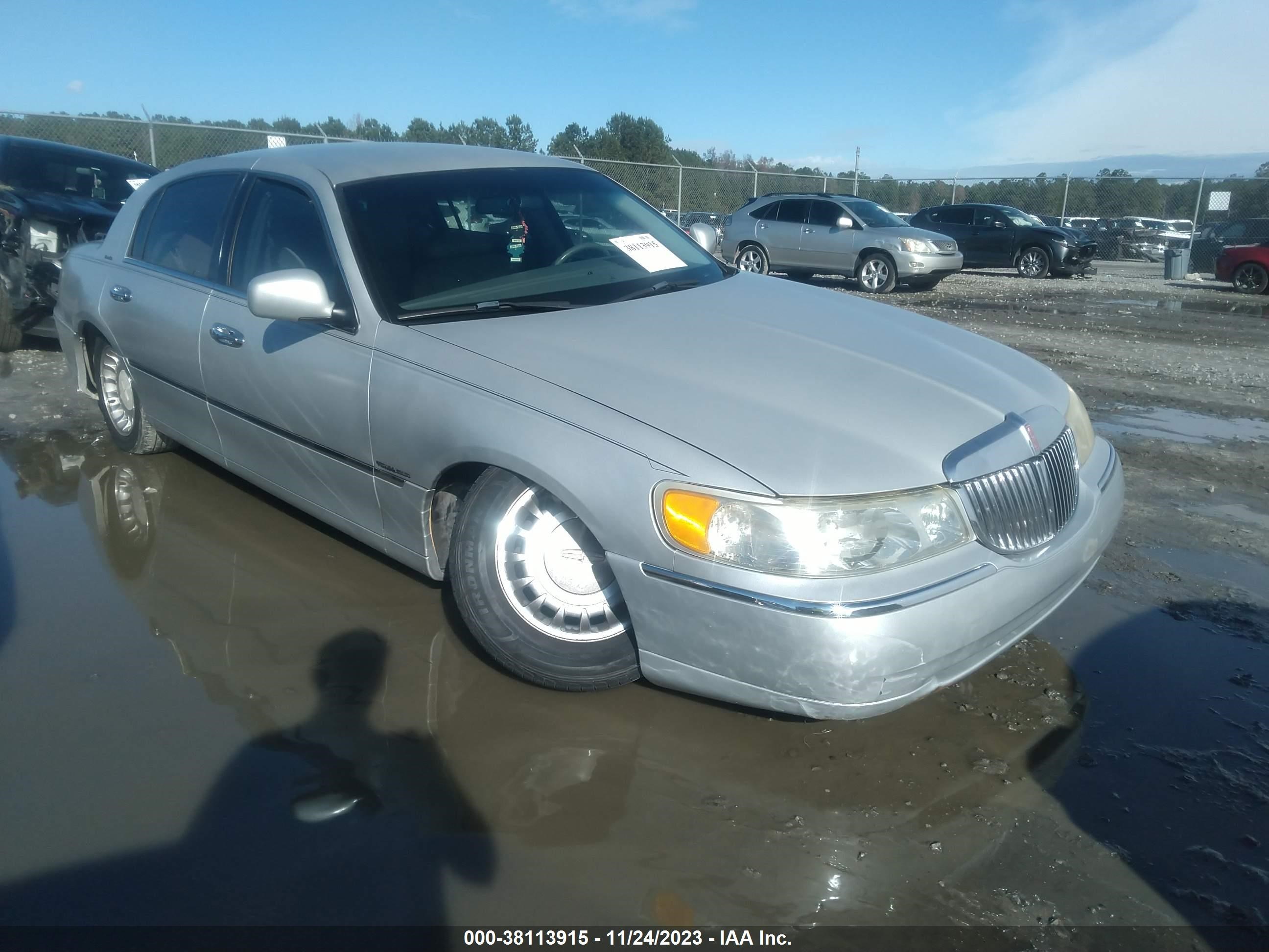 LINCOLN TOWN CAR 2001 1lnhm81w61y609391