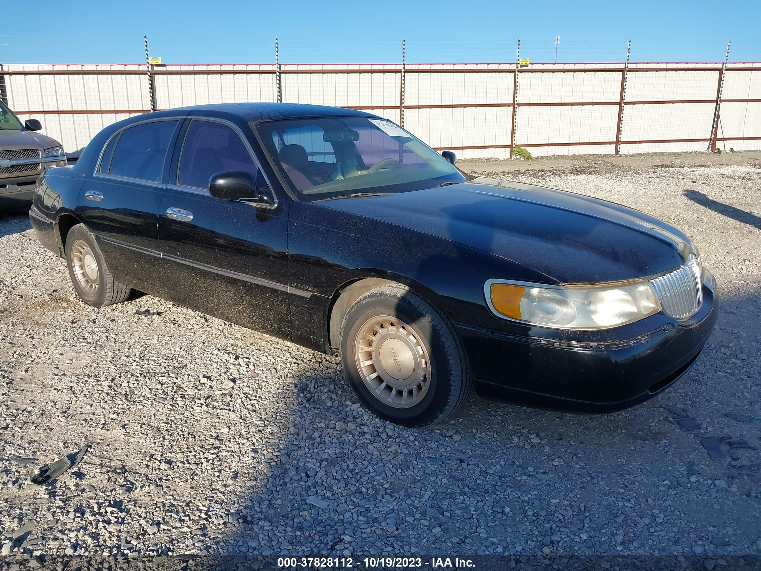 LINCOLN TOWN CAR 2001 1lnhm81w61y634856