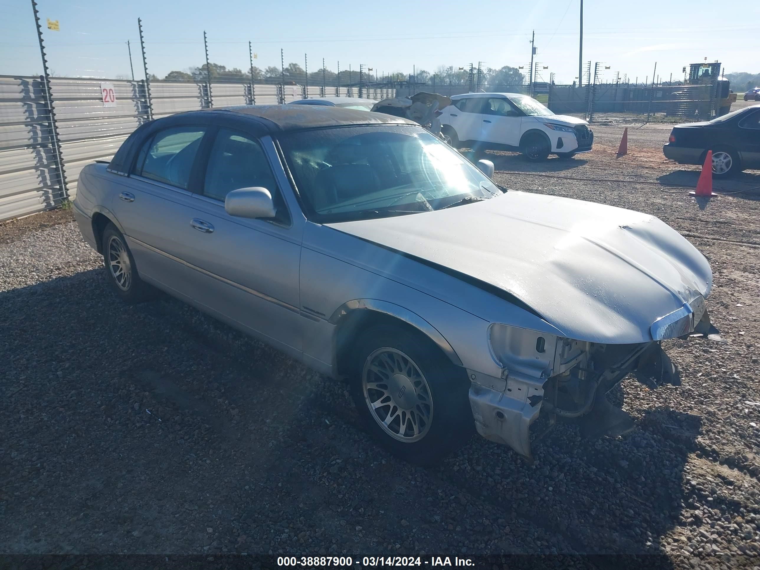 LINCOLN TOWN CAR 2001 1lnhm81w61y713847