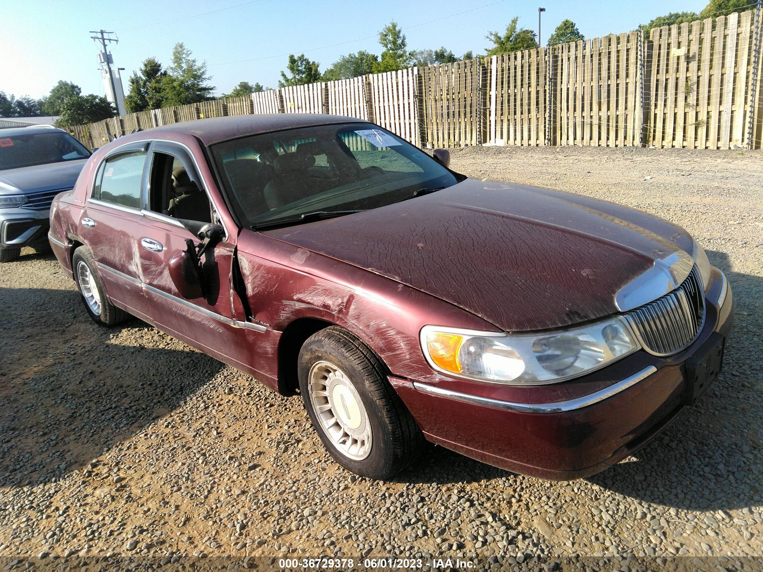 LINCOLN TOWN CAR 2002 1lnhm81w62y604466