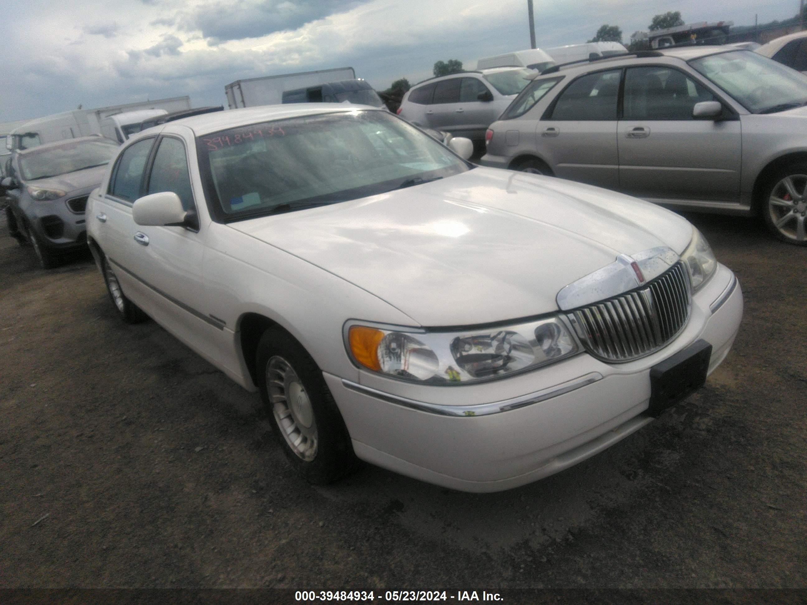 LINCOLN TOWN CAR 2002 1lnhm81w62y663422