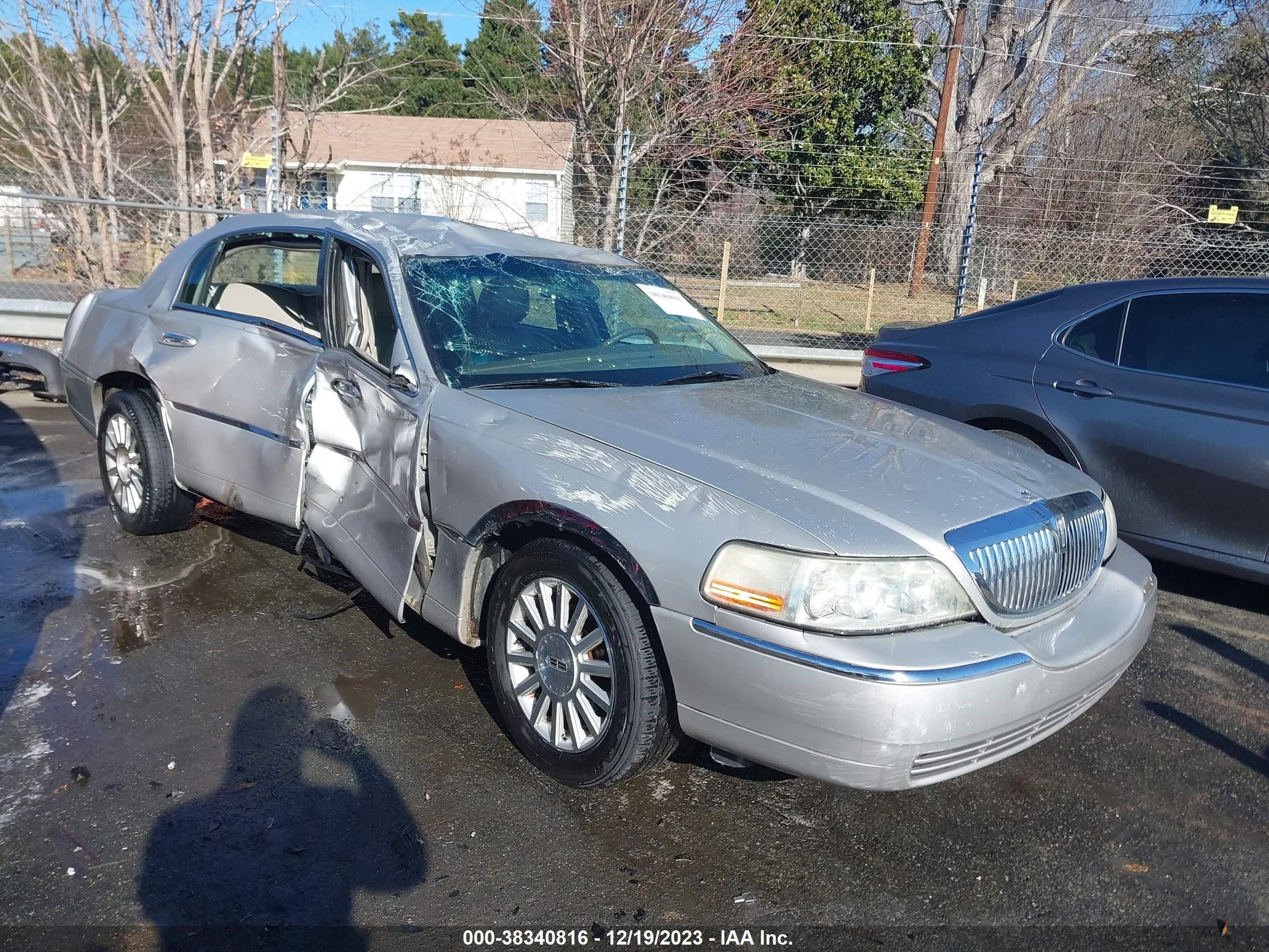 LINCOLN TOWN CAR 2003 1lnhm81w63y639476