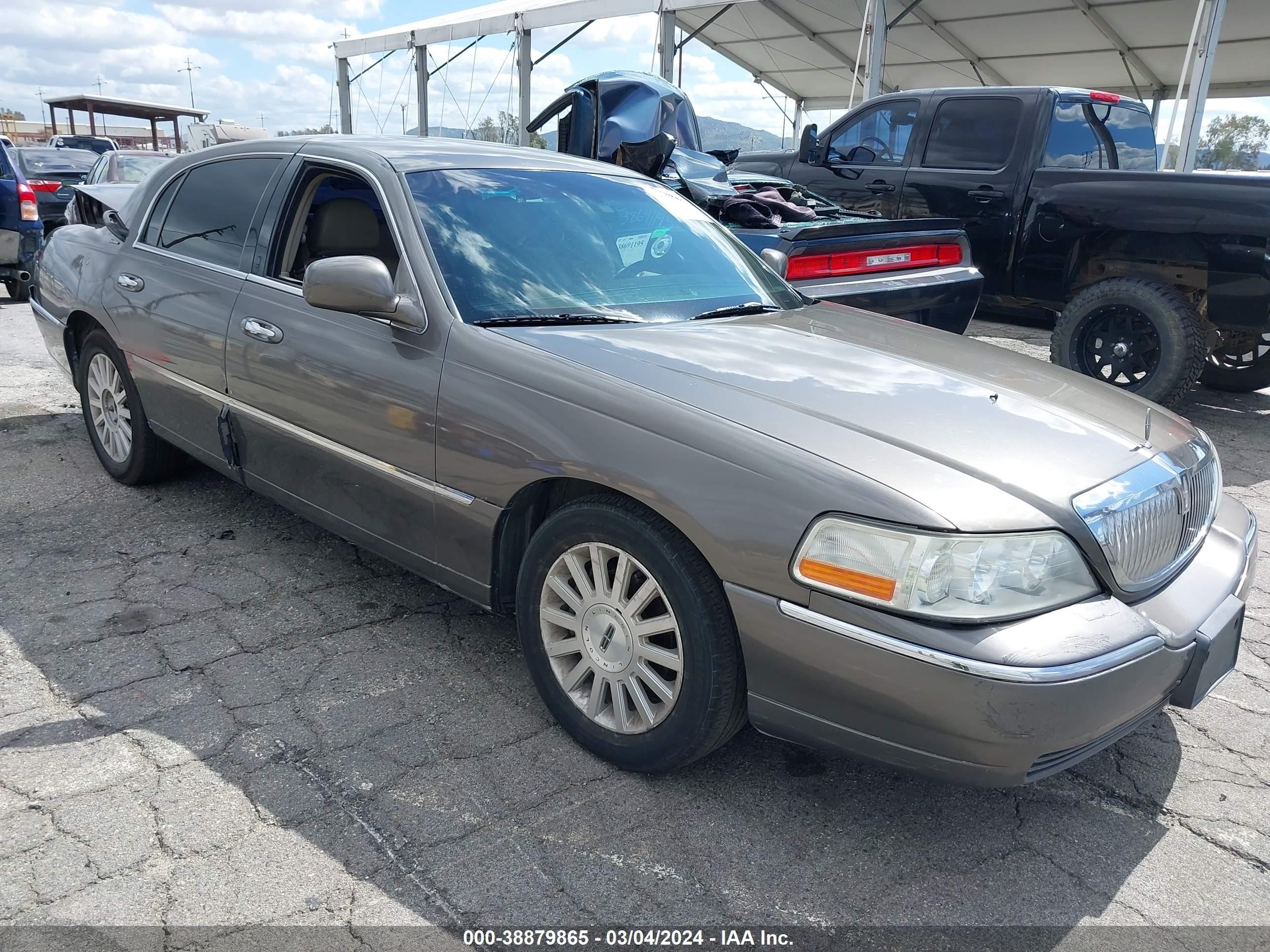 LINCOLN TOWN CAR 2003 1lnhm81w63y642507