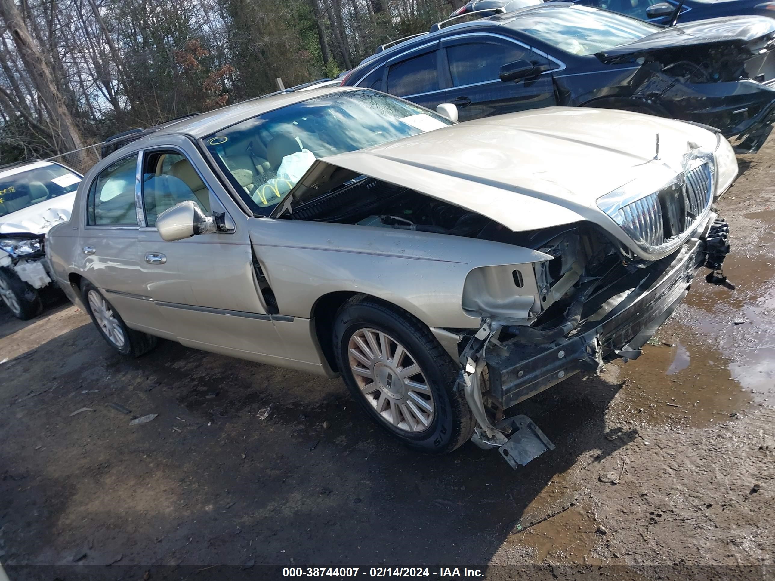 LINCOLN TOWN CAR 2004 1lnhm81w64y651354