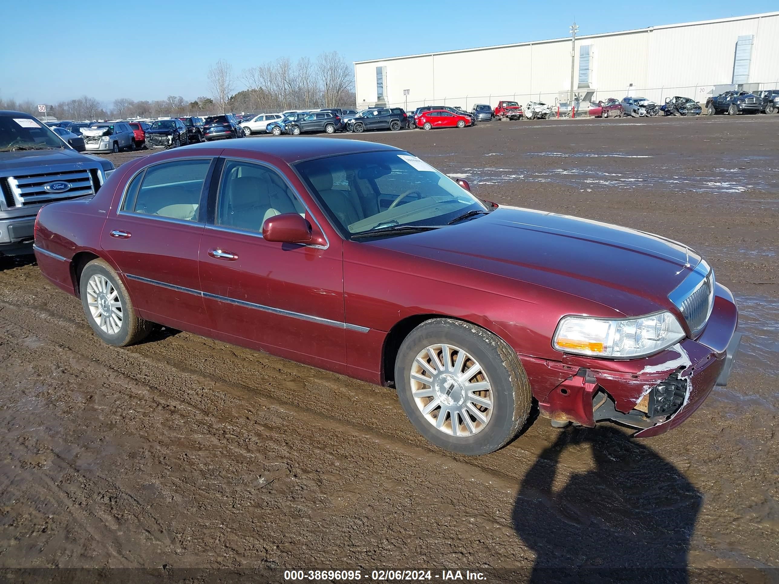 LINCOLN TOWN CAR 2004 1lnhm81w64y672317