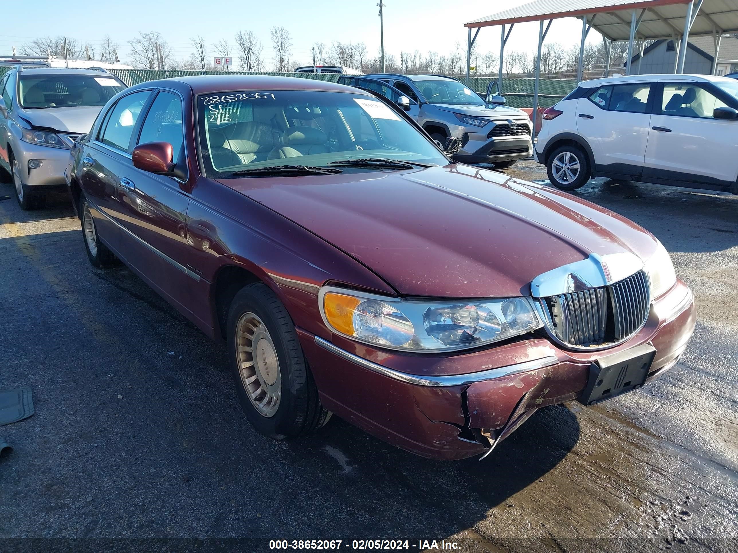 LINCOLN TOWN CAR 2001 1lnhm81w71y652721