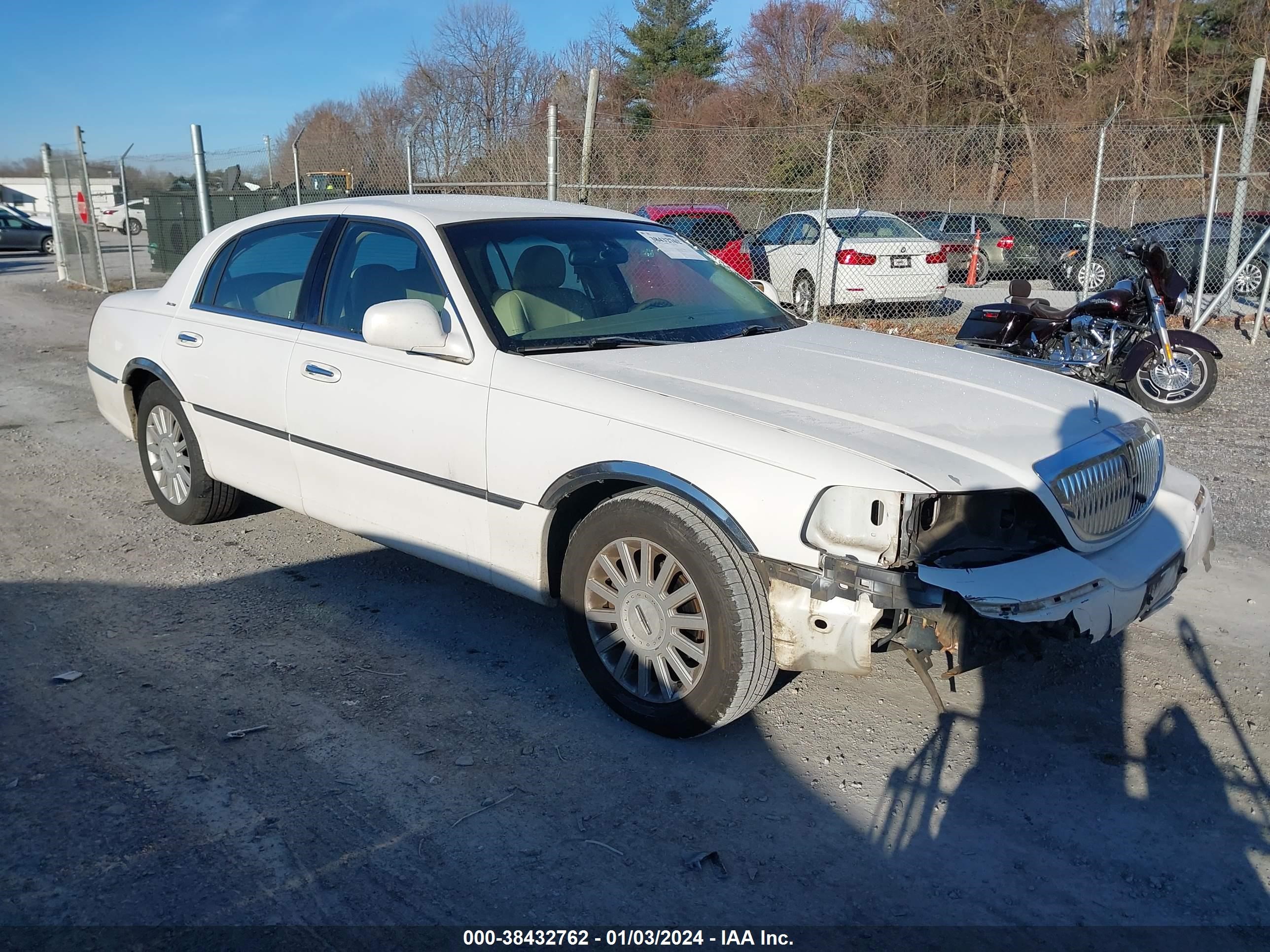 LINCOLN TOWN CAR 2003 1lnhm81w73y608656