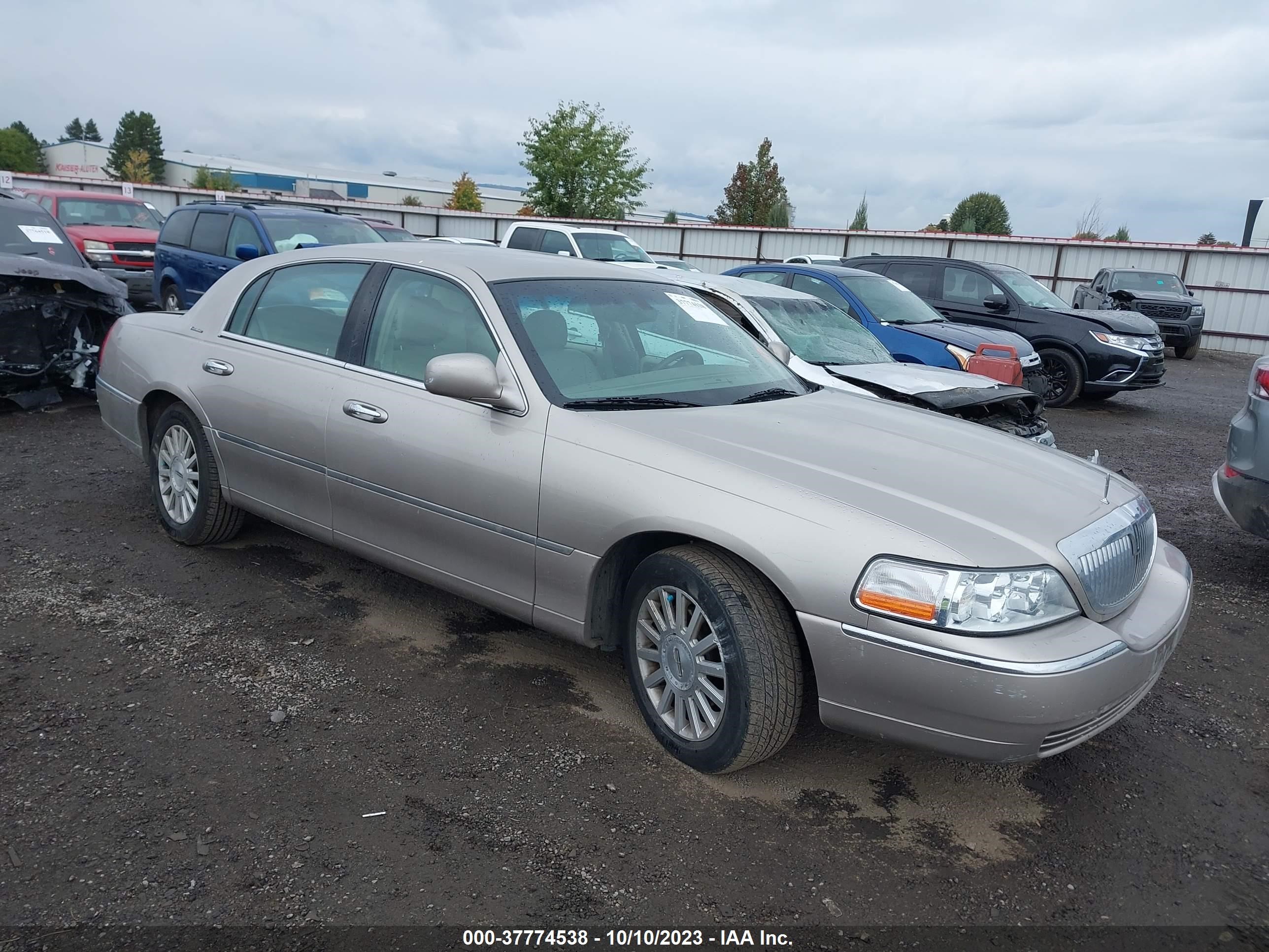 LINCOLN TOWN CAR 2003 1lnhm81w73y662748