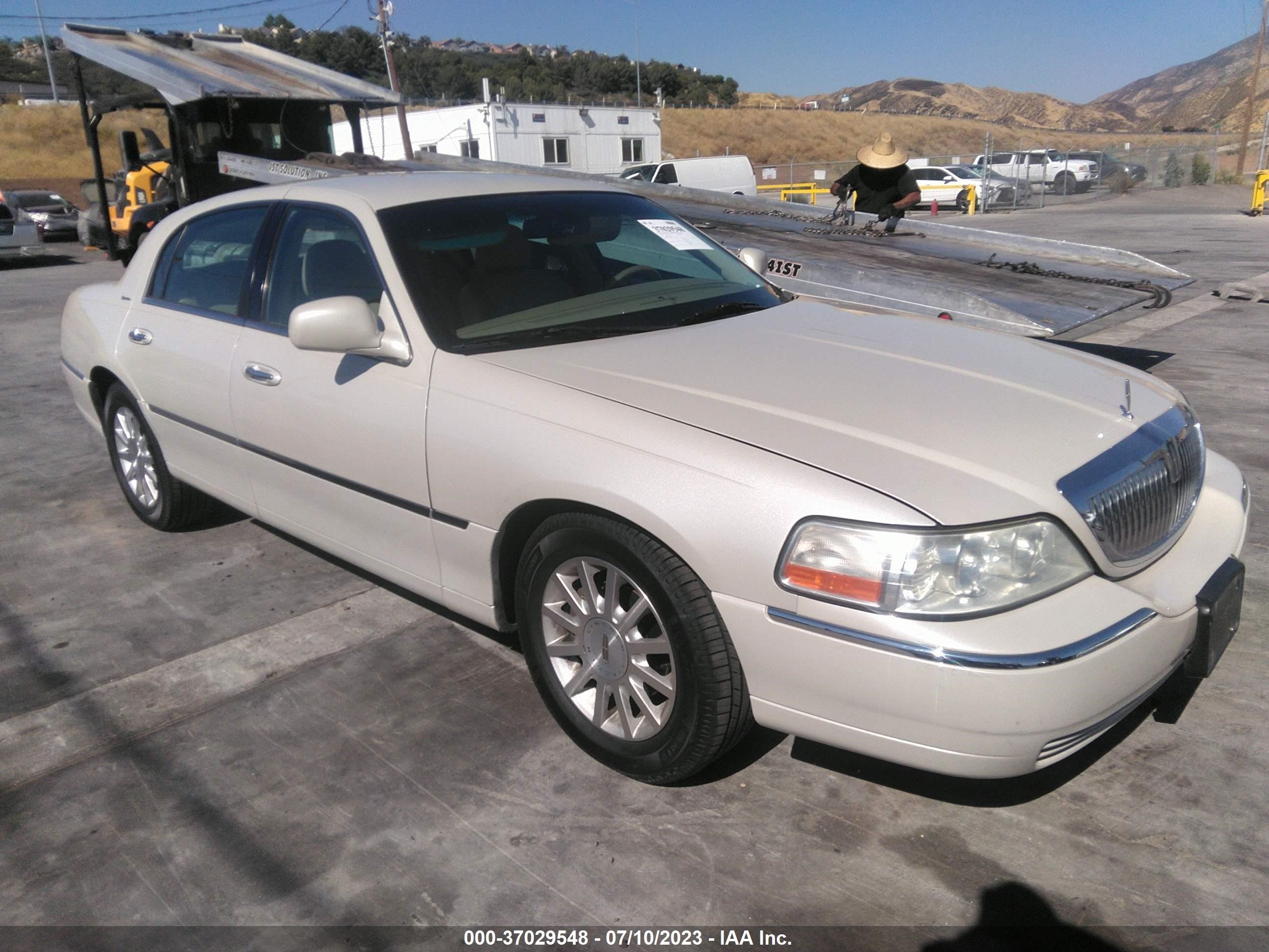 LINCOLN TOWN CAR 2006 1lnhm81w76y614106