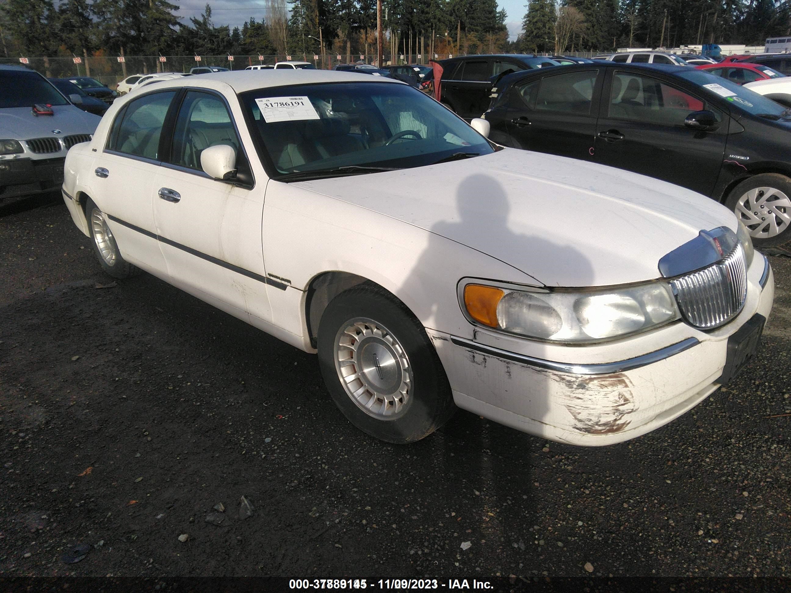 LINCOLN TOWN CAR 1999 1lnhm81w7xy677241