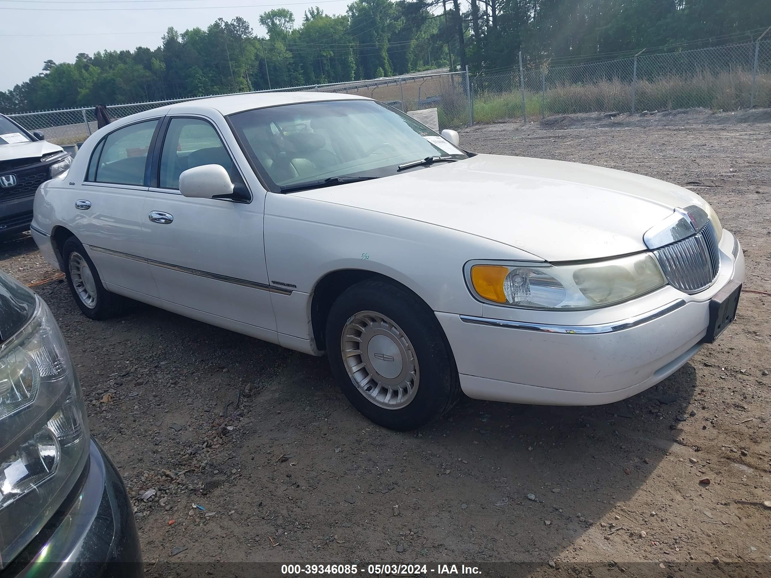 LINCOLN TOWN CAR 2002 1lnhm81w82y641650