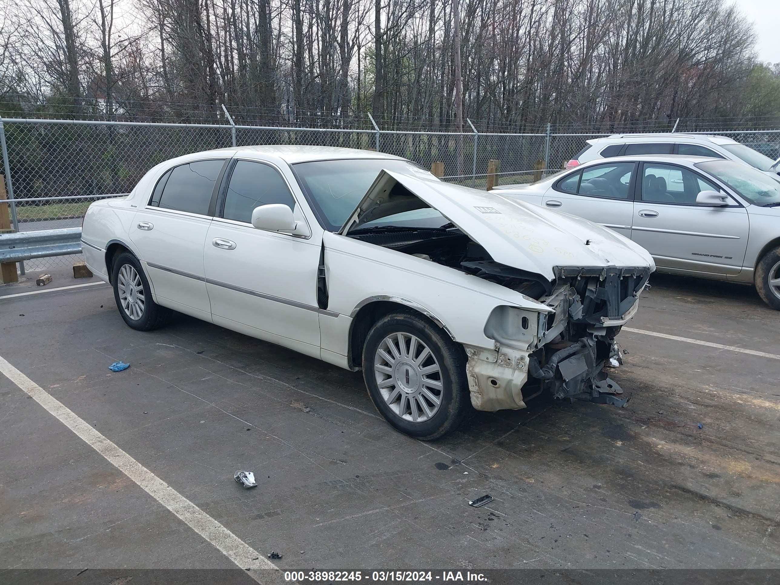 LINCOLN TOWN CAR 2003 1lnhm81w83y658658