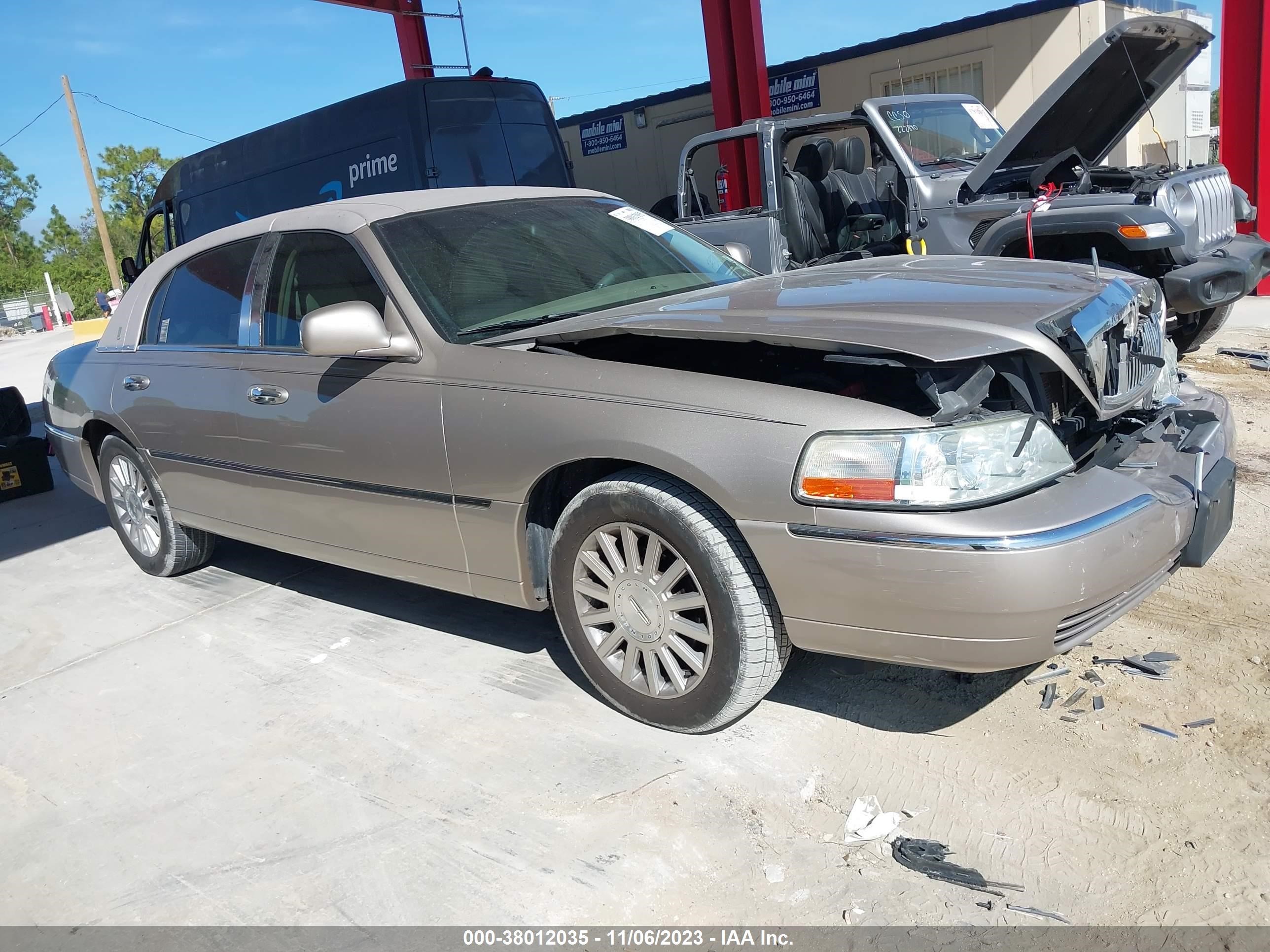 LINCOLN TOWN CAR 2003 1lnhm81w83y705252