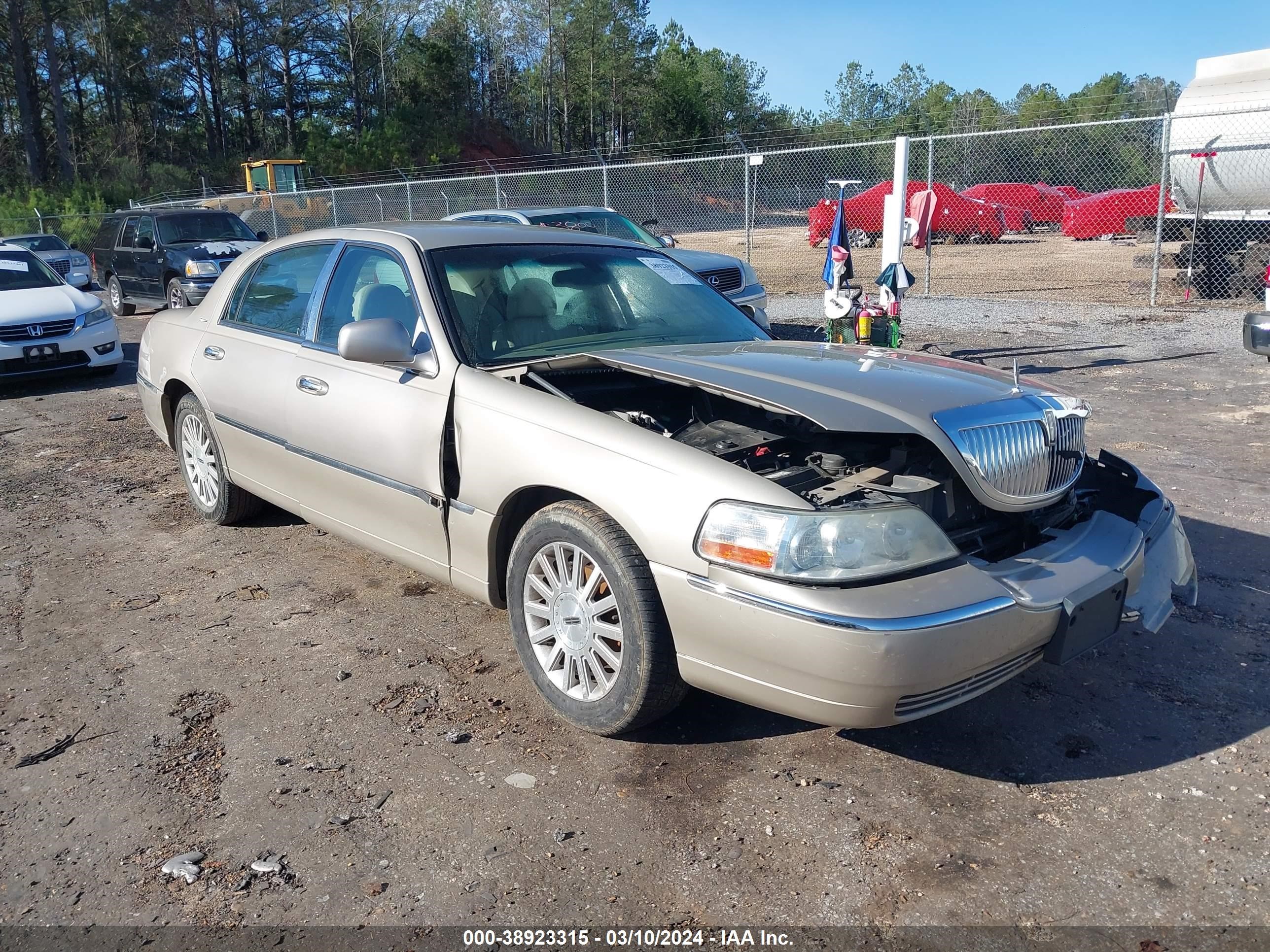 LINCOLN TOWN CAR 2004 1lnhm81w84y627105