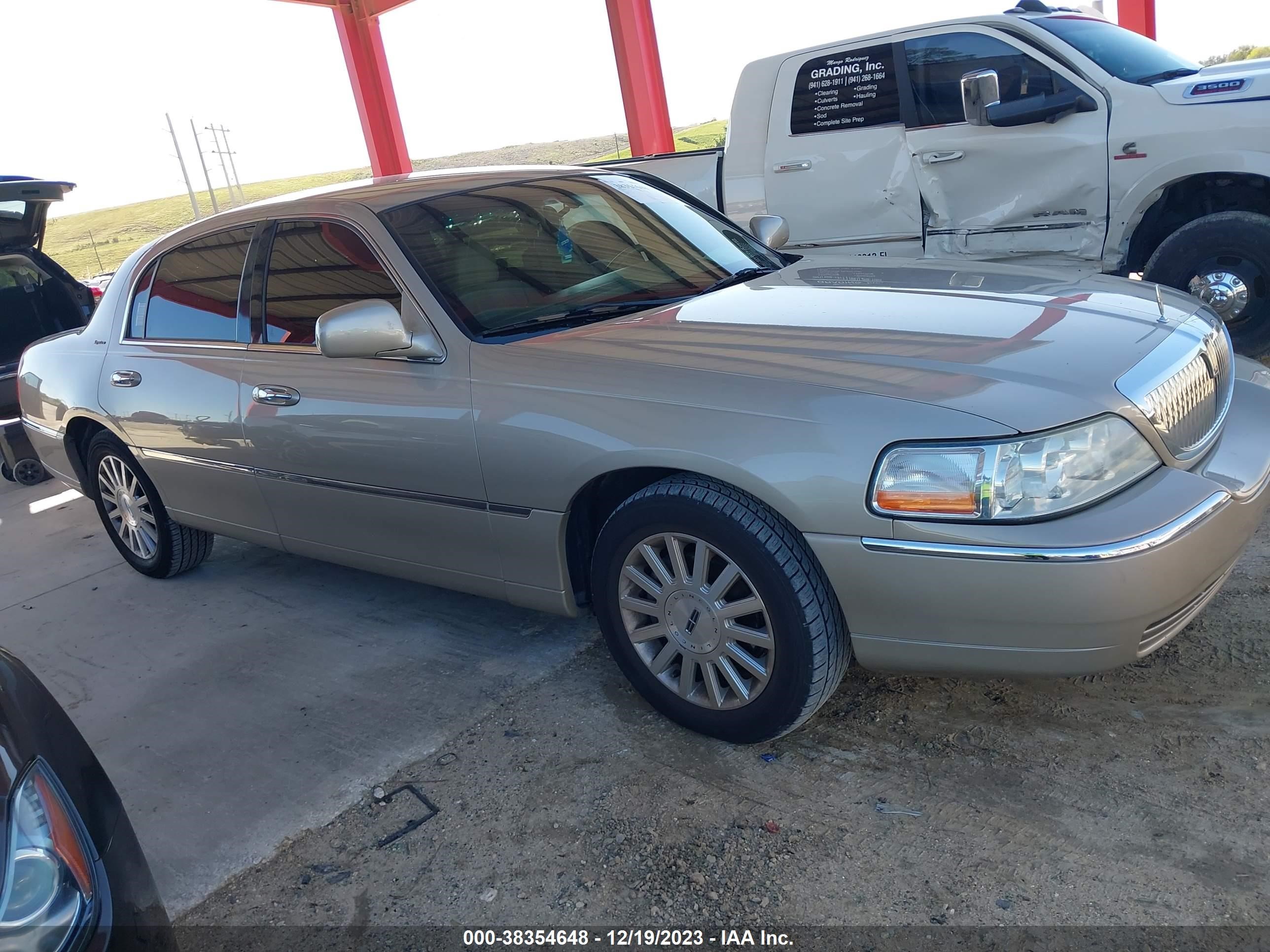 LINCOLN TOWN CAR 2004 1lnhm81w84y634717