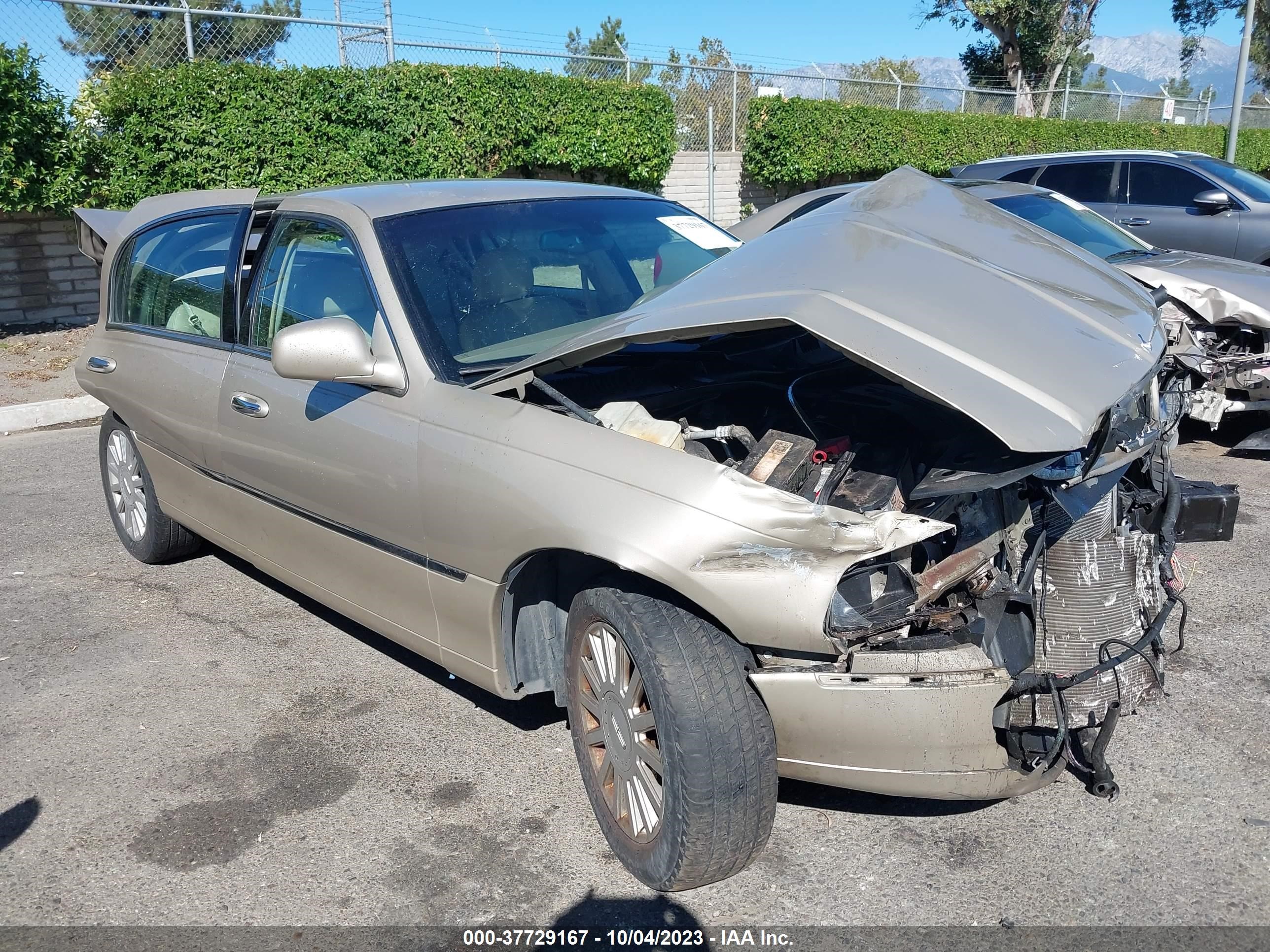 LINCOLN TOWN CAR 2005 1lnhm81w85y627283