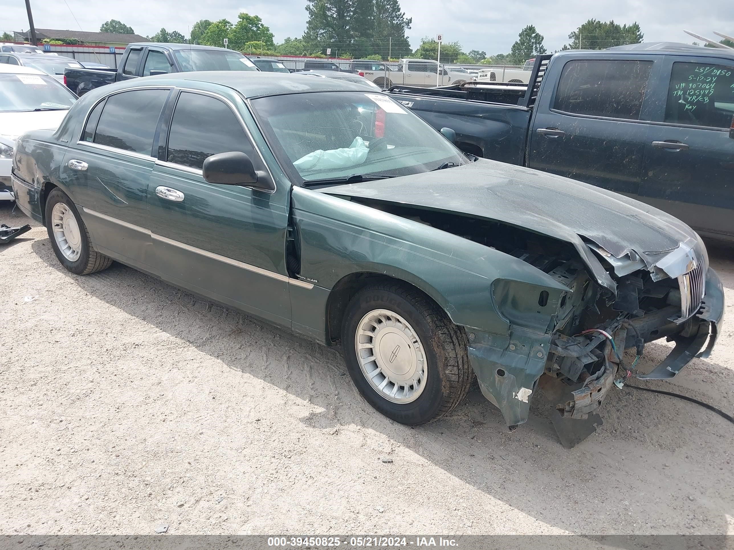 LINCOLN TOWN CAR 2001 1lnhm81w91y632521