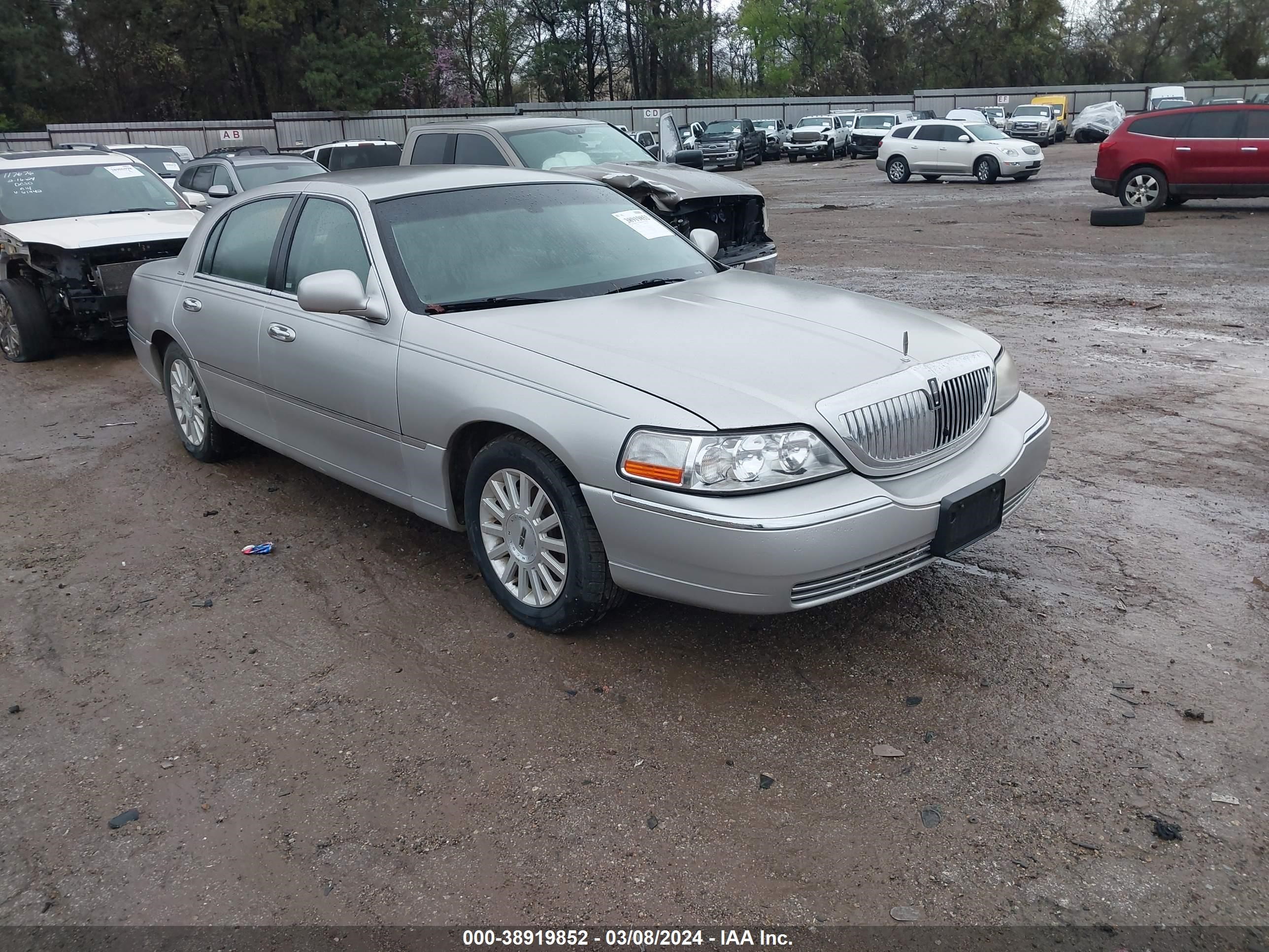 LINCOLN TOWN CAR 2003 1lnhm81w93y679910