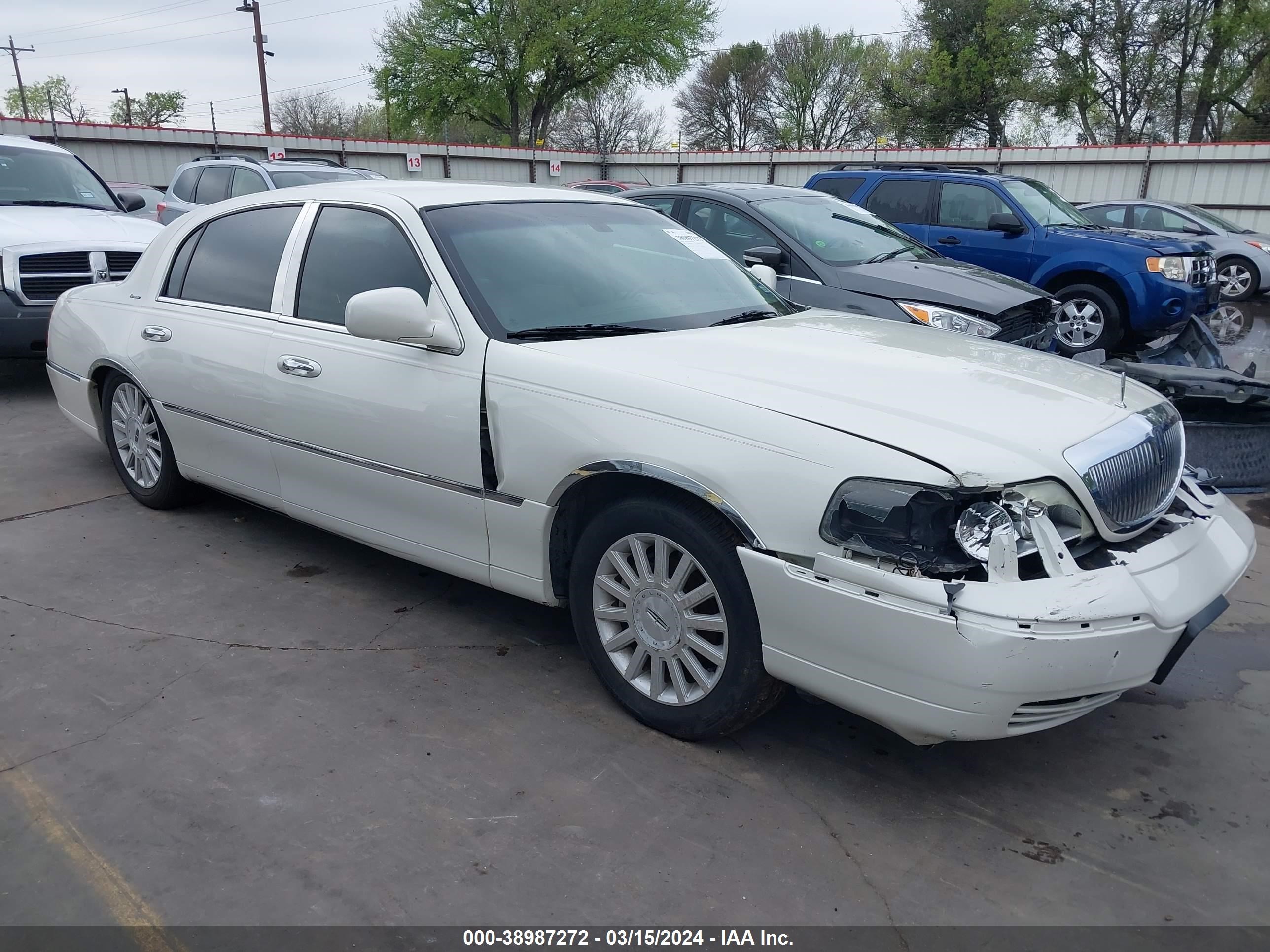 LINCOLN TOWN CAR 2003 1lnhm81w93y703011