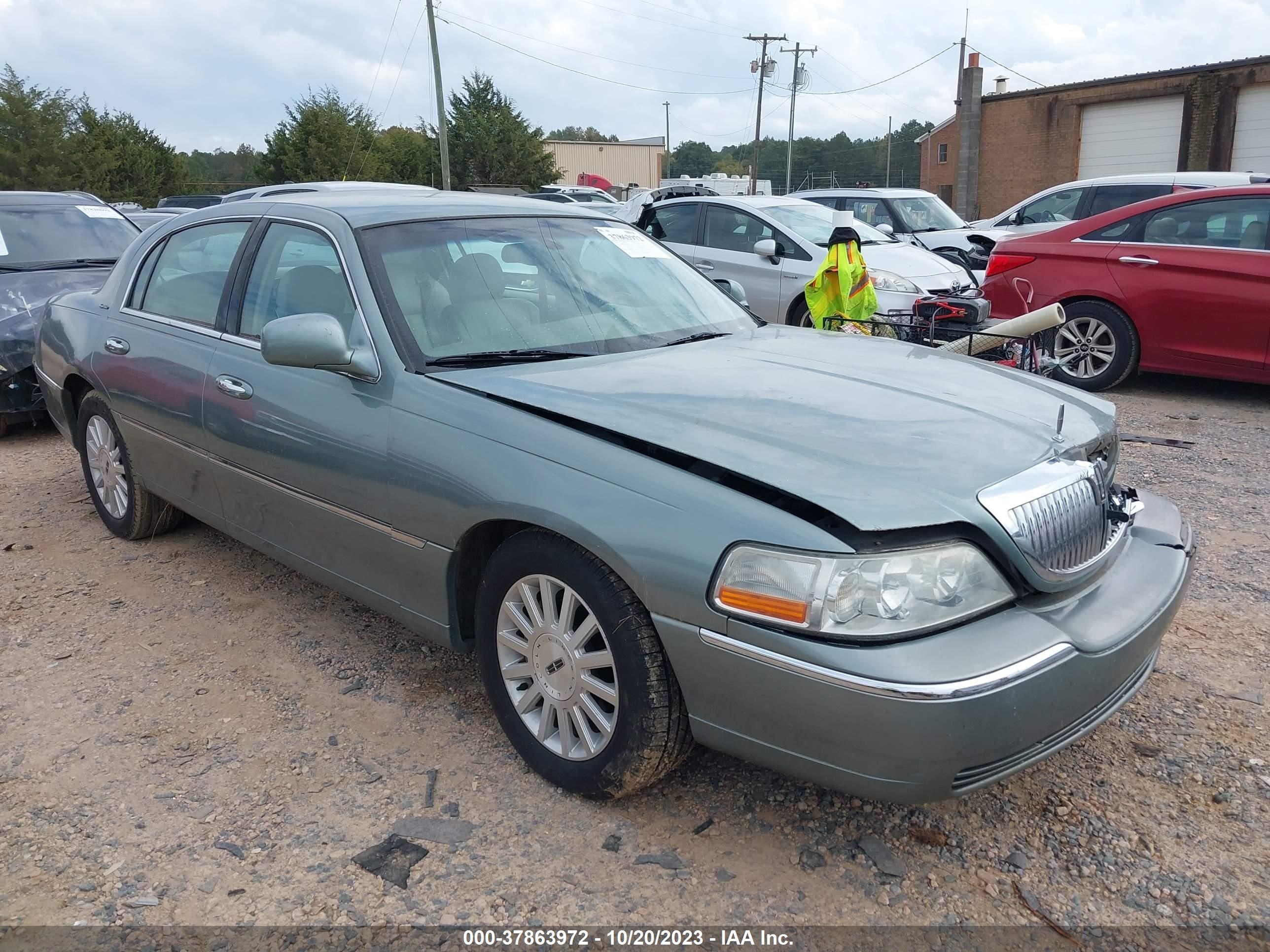 LINCOLN TOWN CAR 2004 1lnhm81w94y650750