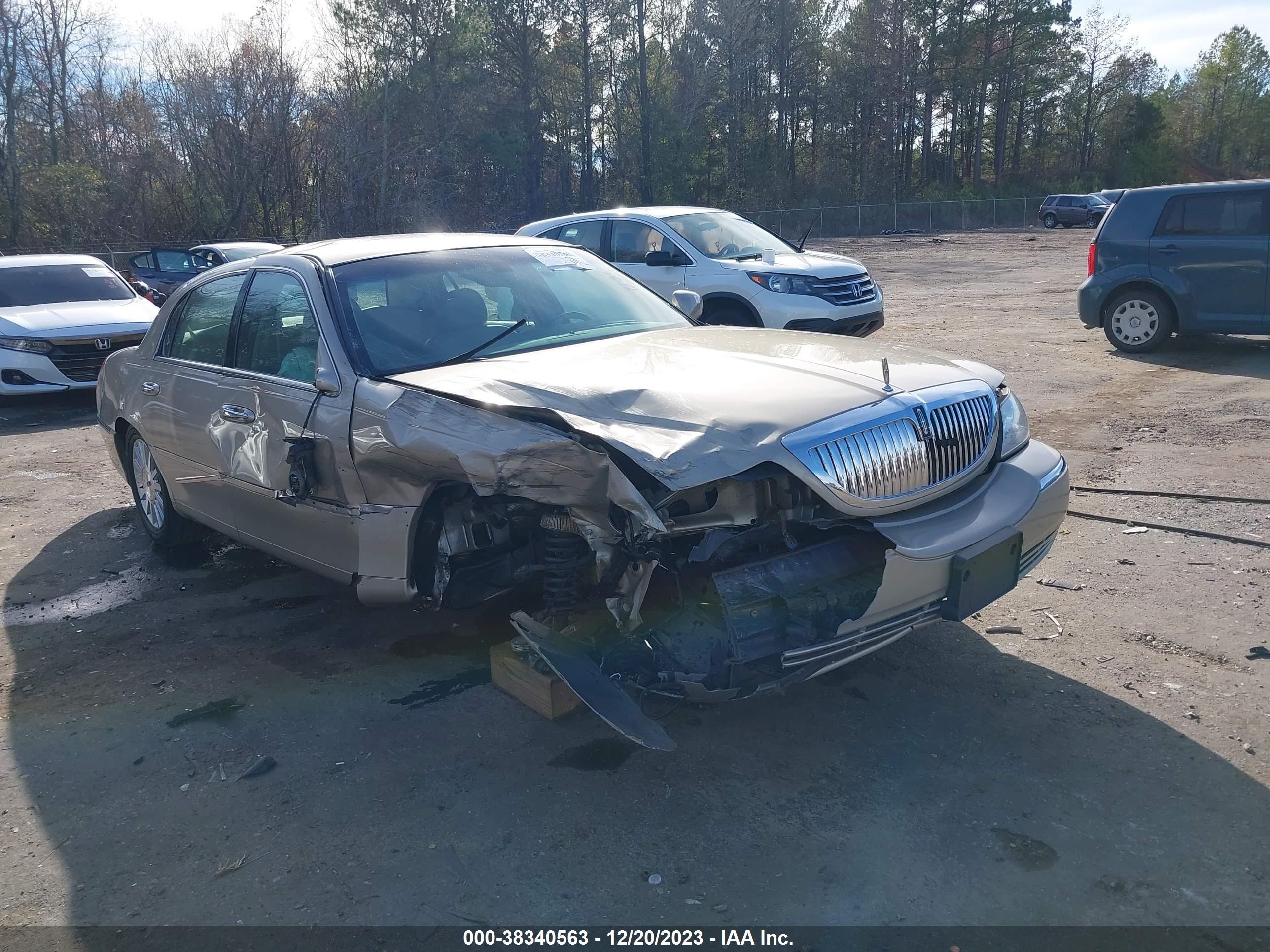 LINCOLN TOWN CAR 2004 1lnhm81w94y653695