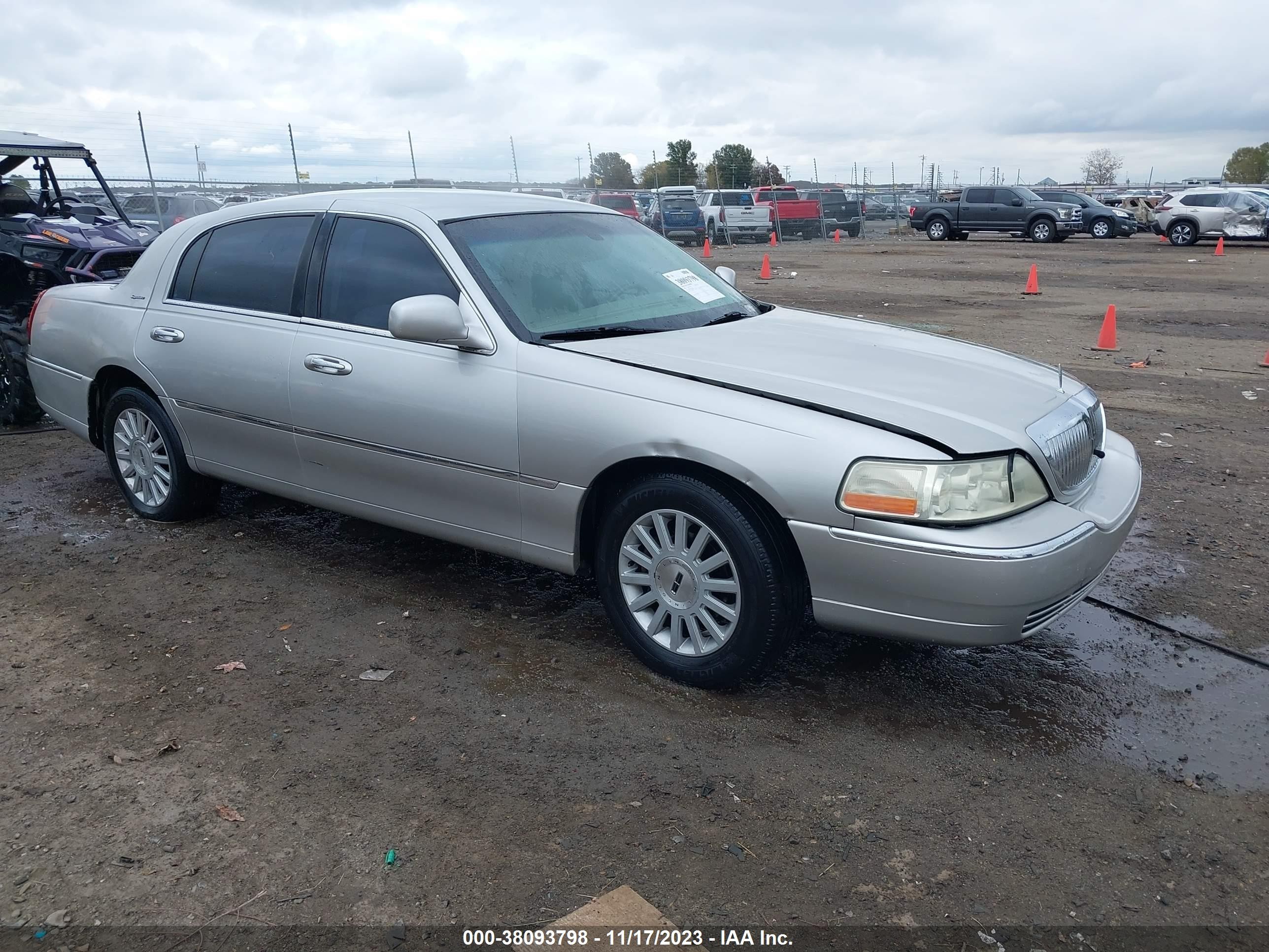 LINCOLN TOWN CAR 2004 1lnhm81w94y655592