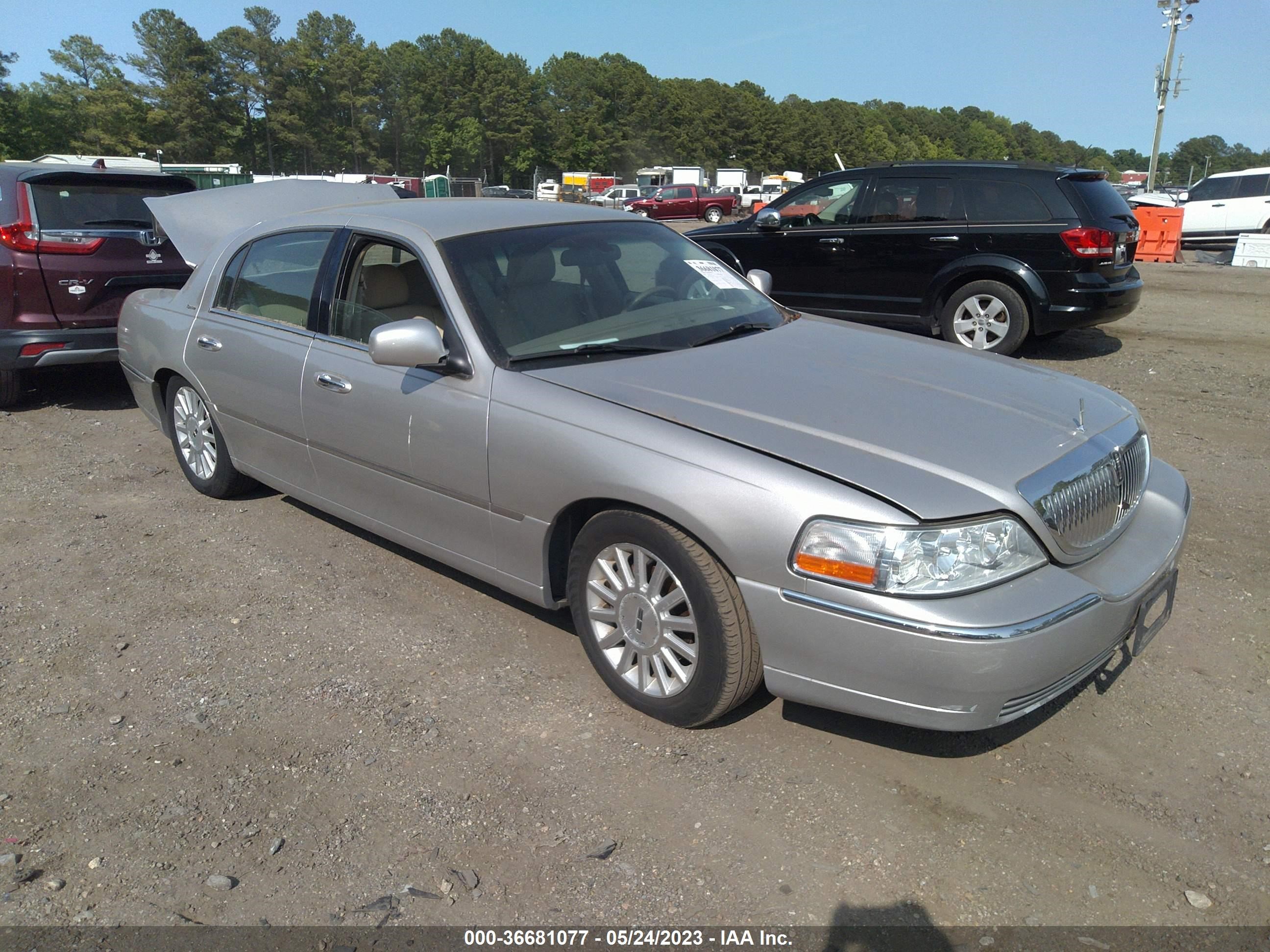 LINCOLN TOWN CAR 2004 1lnhm81w94y656211