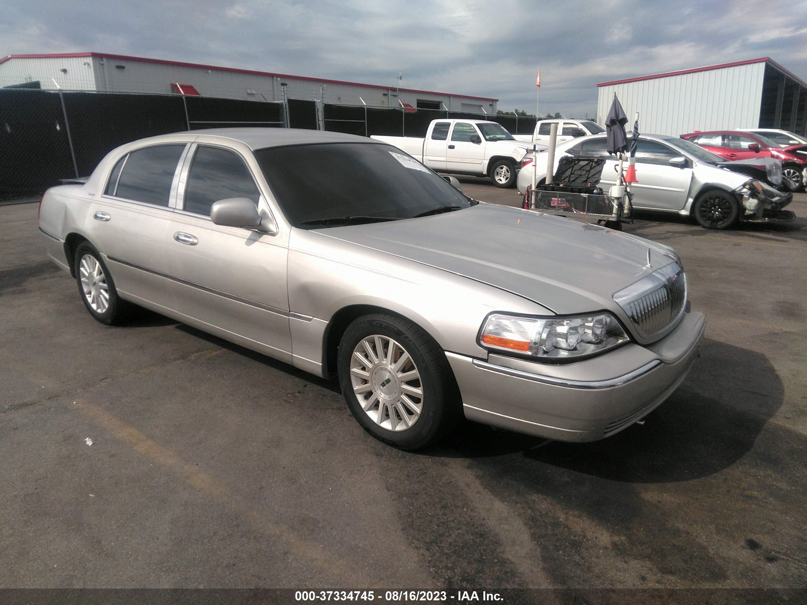 LINCOLN TOWN CAR 2004 1lnhm81w94y687295