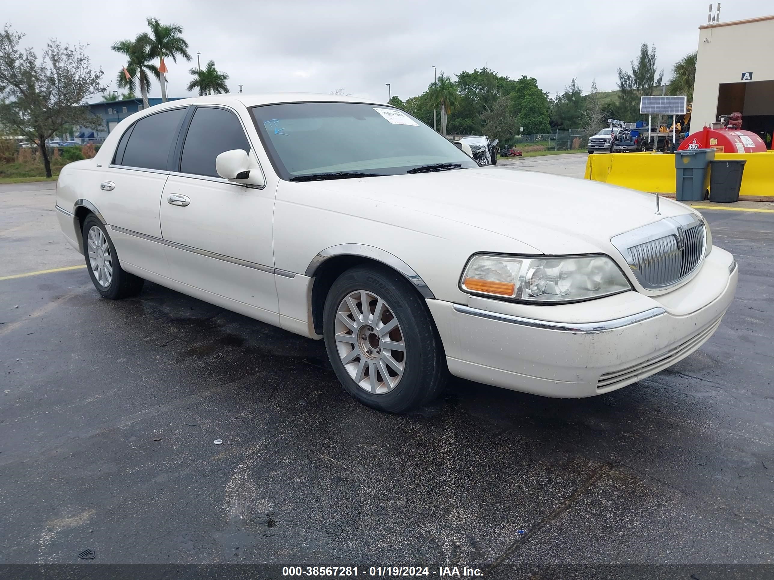 LINCOLN TOWN CAR 2007 1lnhm81w97y639882