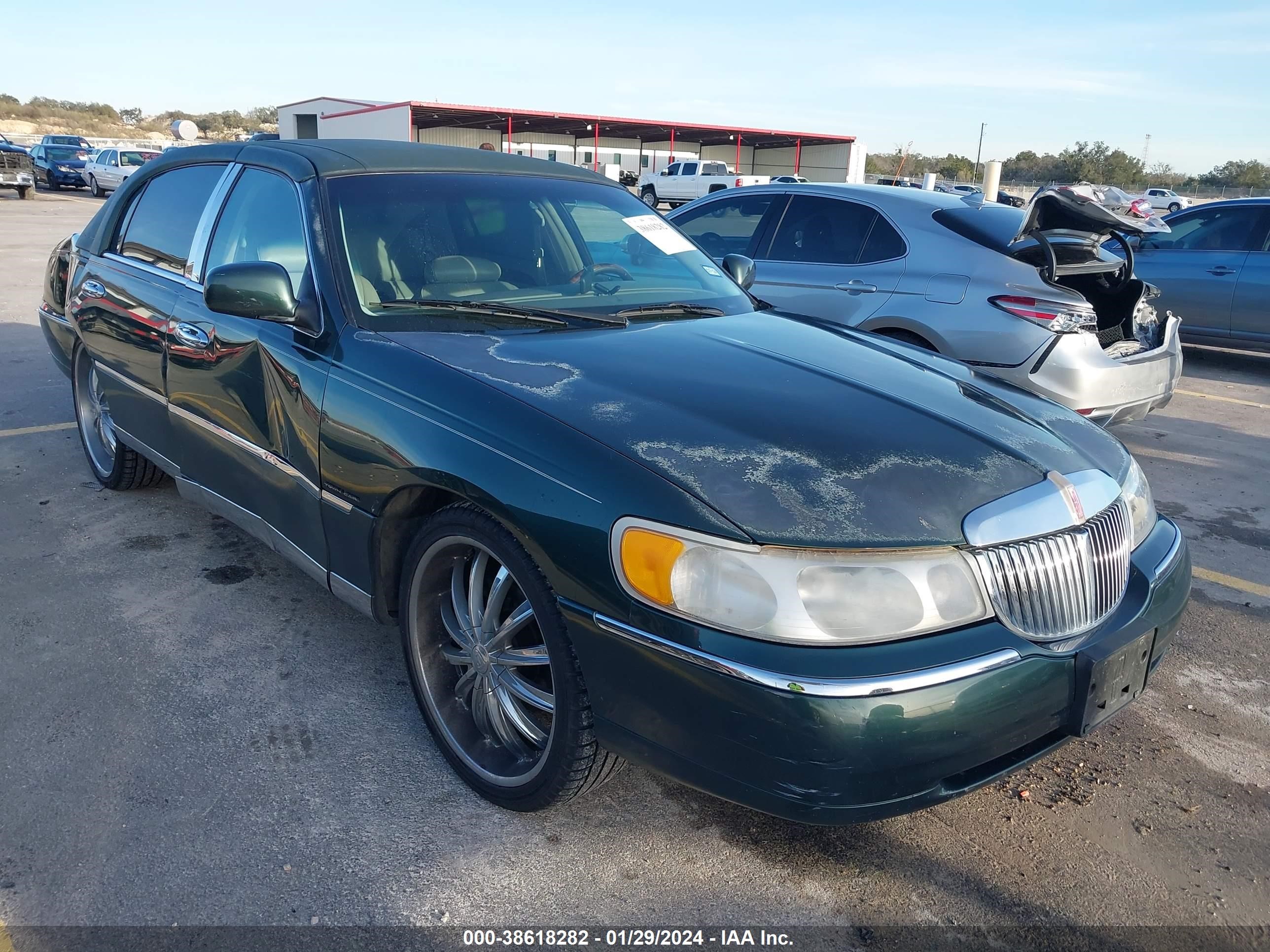 LINCOLN TOWN CAR 1999 1lnhm81w9xy656097