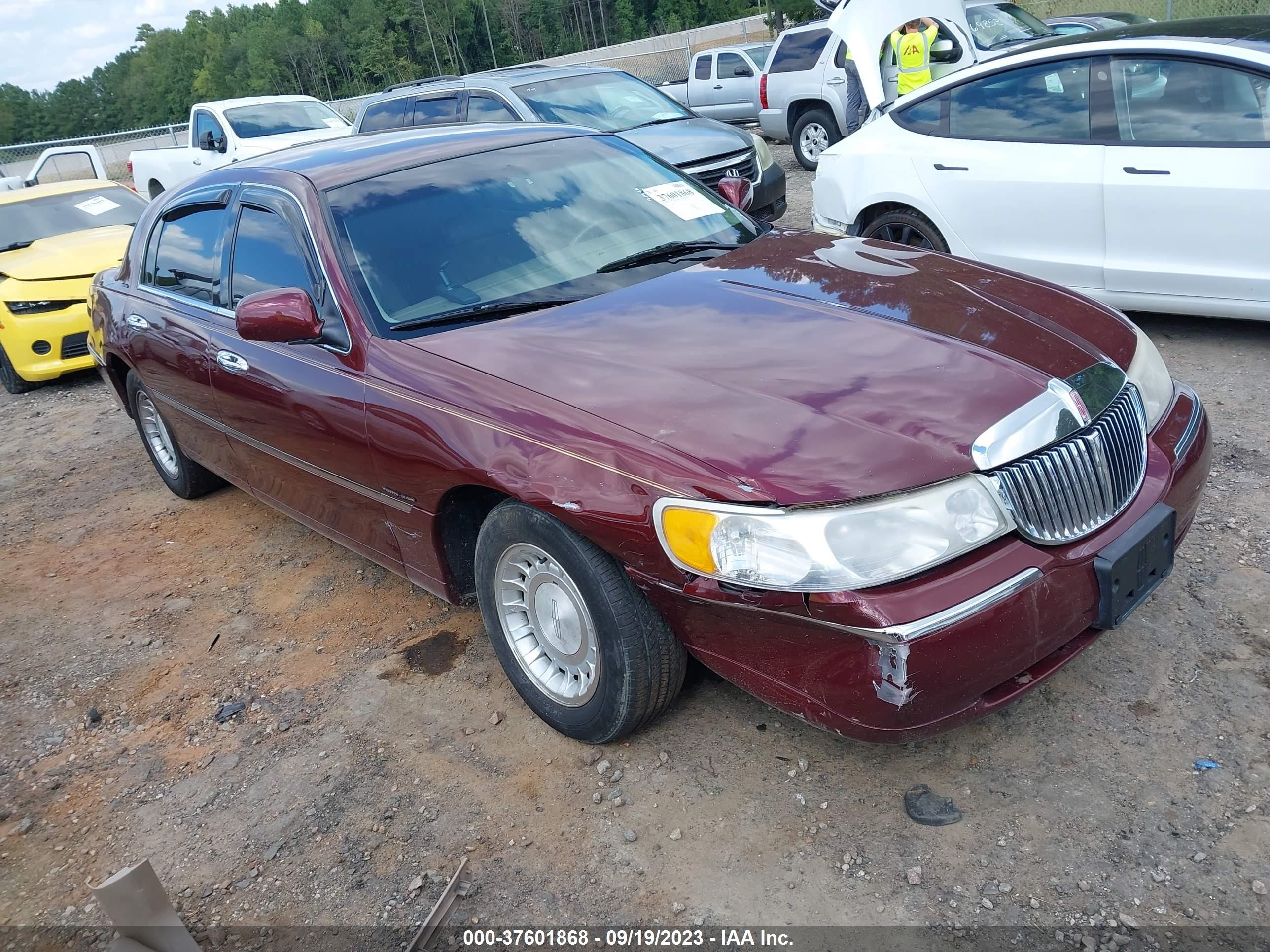 LINCOLN TOWN CAR 2000 1lnhm81w9yy831336