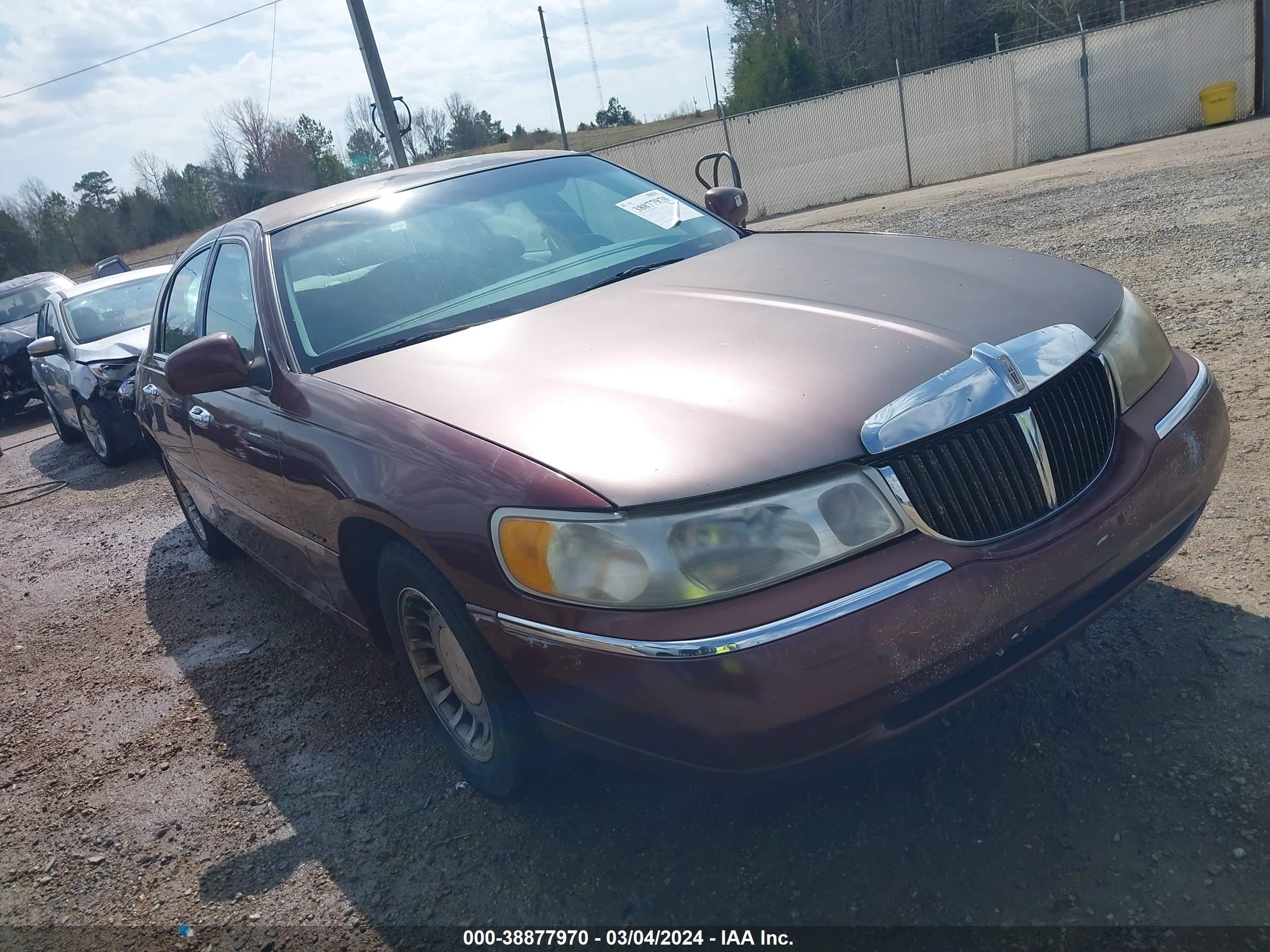 LINCOLN TOWN CAR 2000 1lnhm81w9yy918377