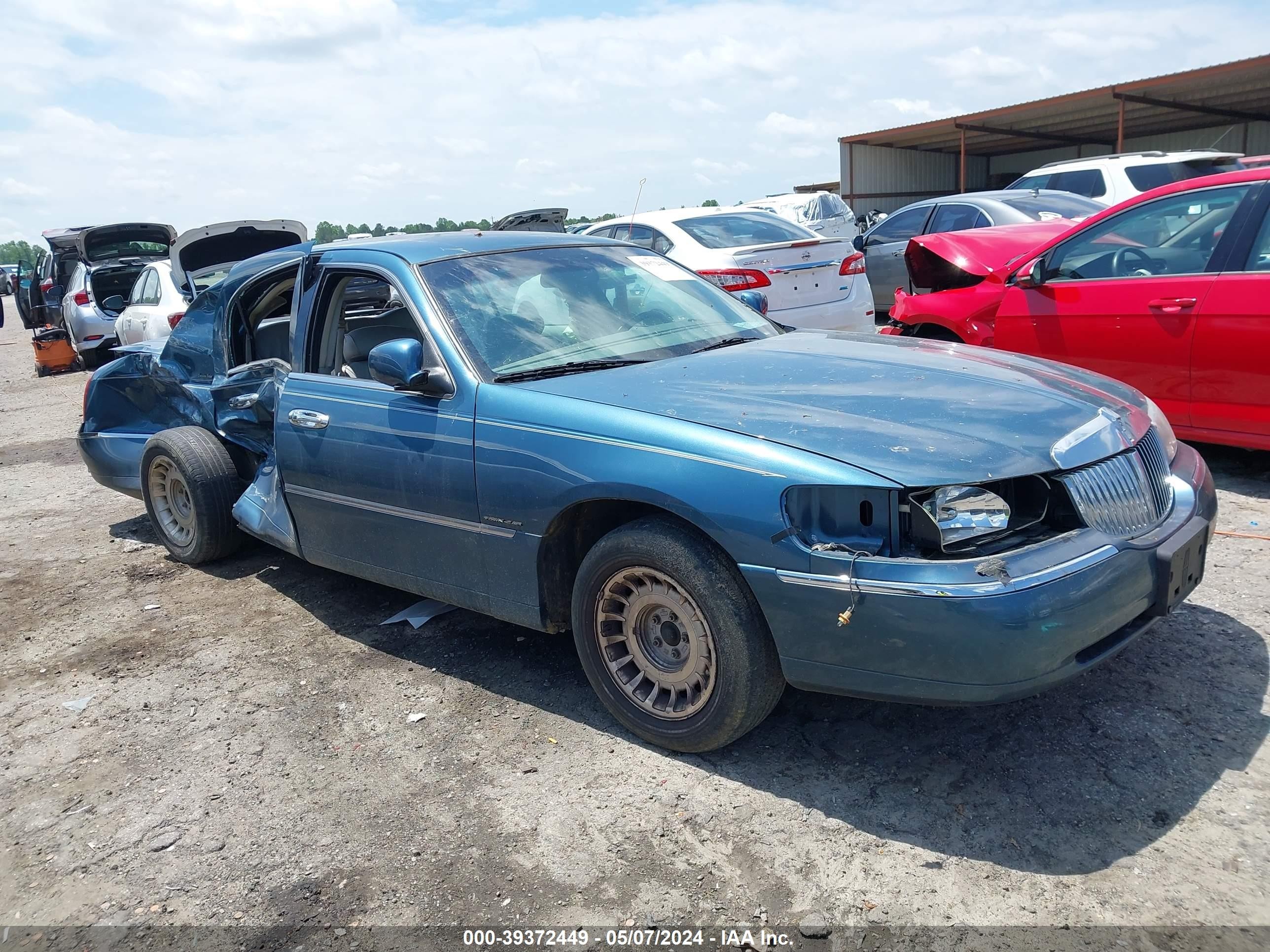 LINCOLN TOWN CAR 2001 1lnhm81wx1y676558