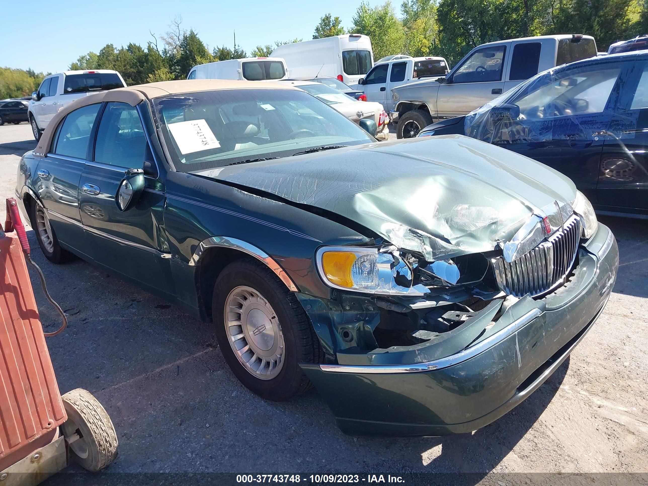 LINCOLN TOWN CAR 2001 1lnhm81wx1y717531