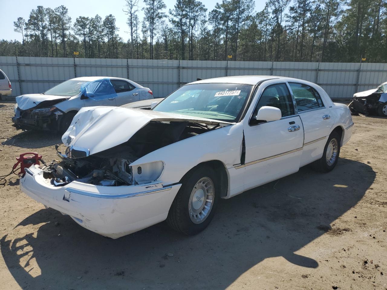 LINCOLN TOWN CAR 2002 1lnhm81wx2y608441