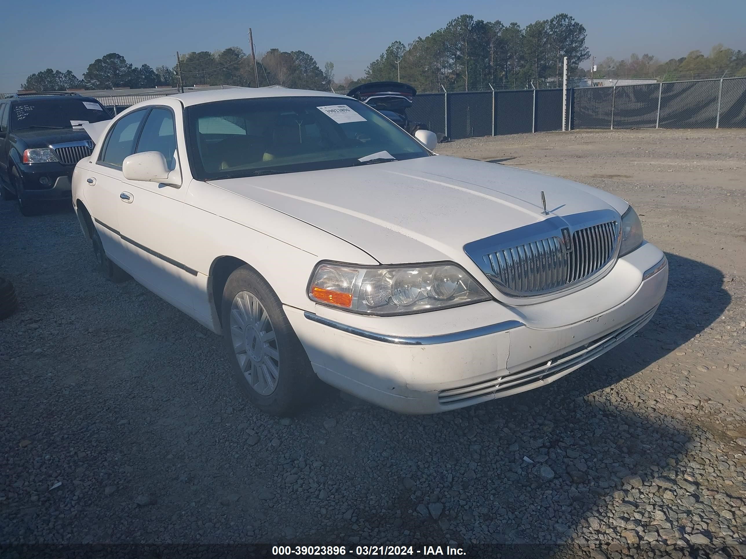 LINCOLN TOWN CAR 2003 1lnhm81wx3y627525