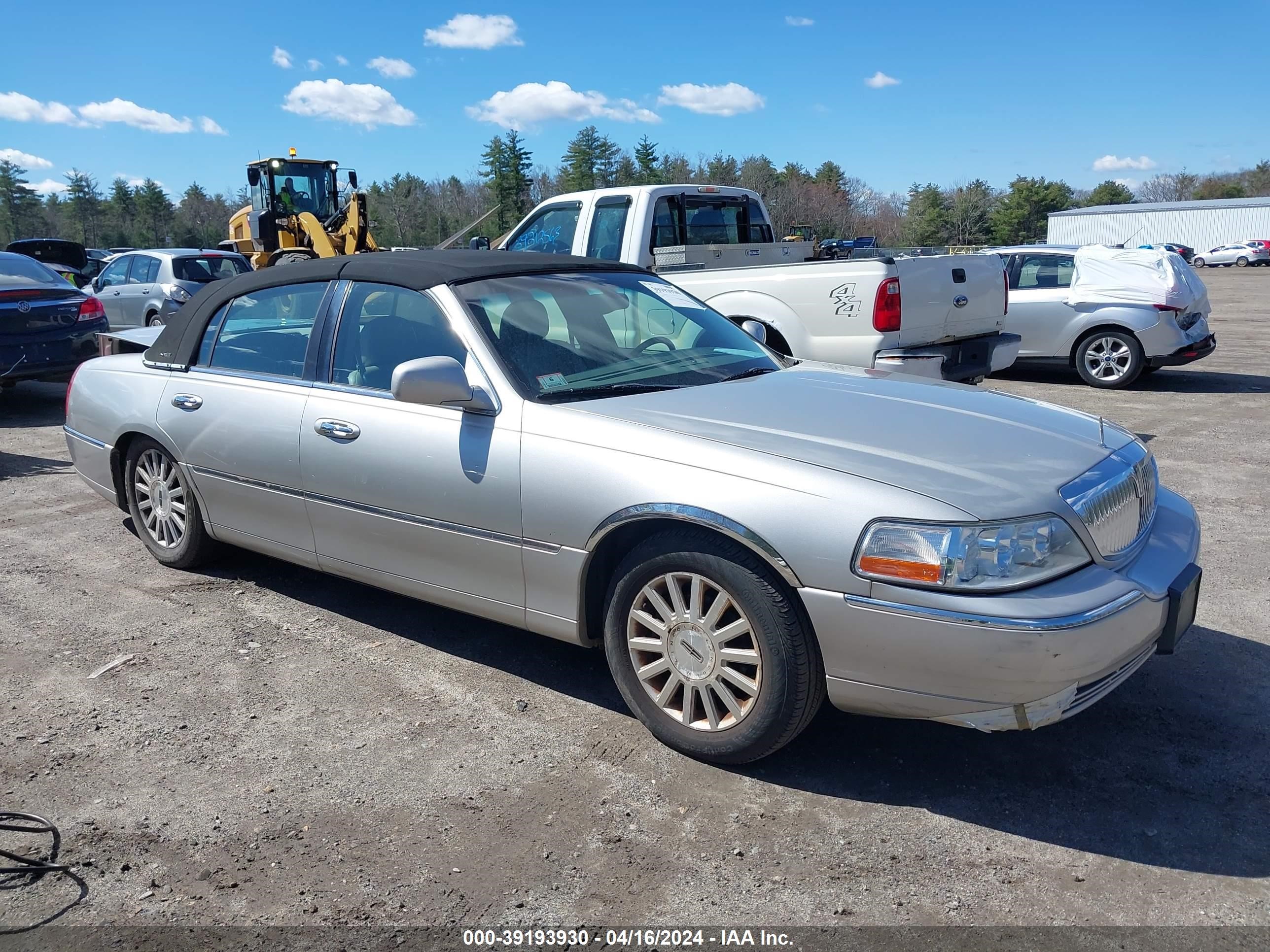 LINCOLN TOWN CAR 2004 1lnhm81wx4y603985