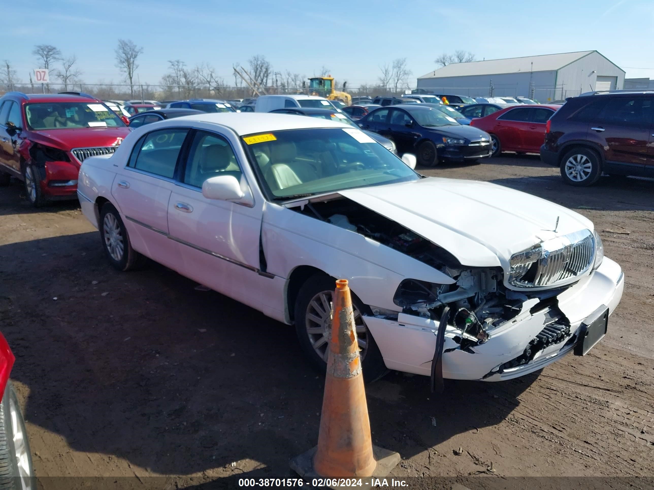 LINCOLN TOWN CAR 2004 1lnhm81wx4y631429