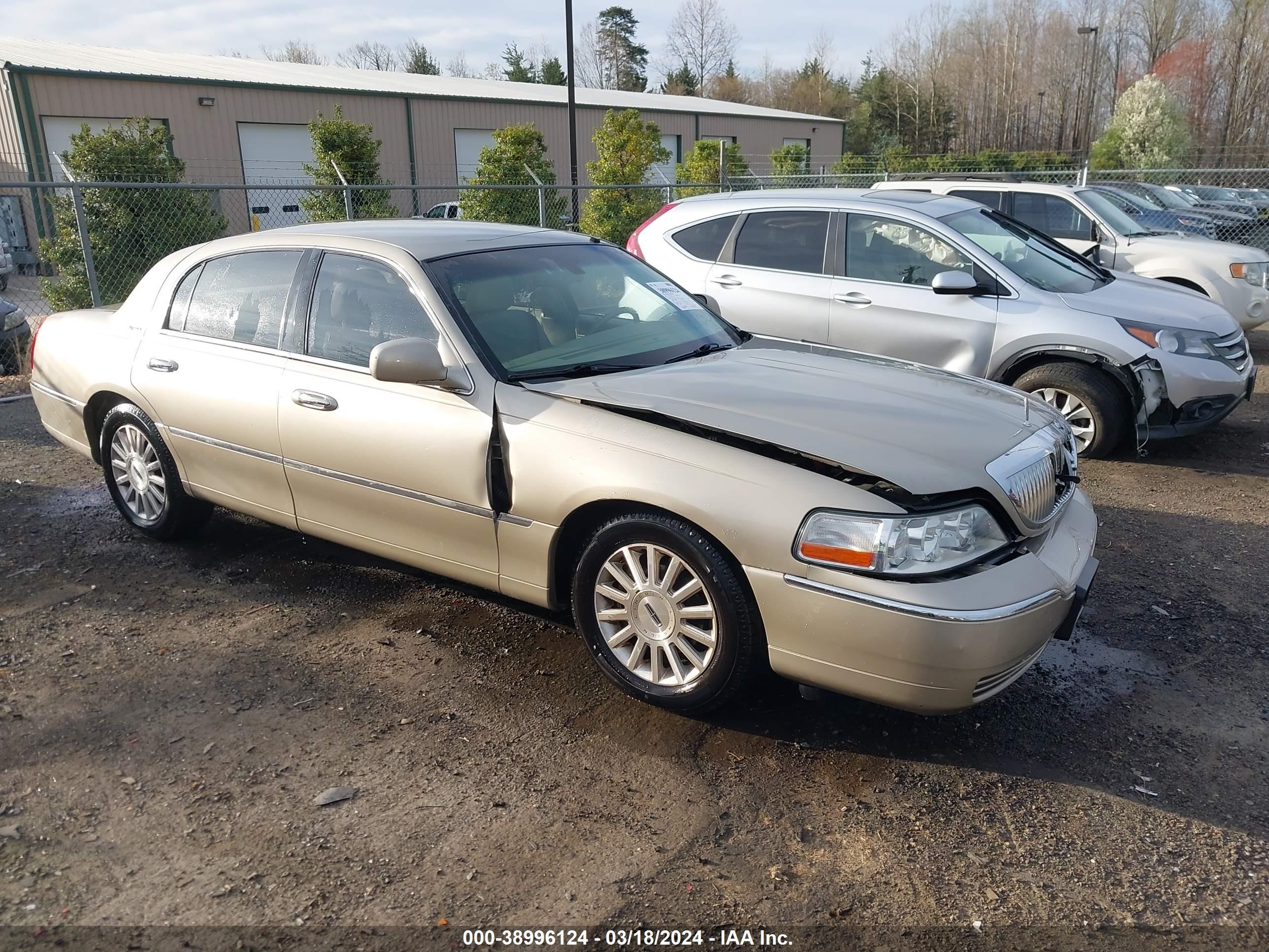 LINCOLN TOWN CAR 2004 1lnhm81wx4y655939